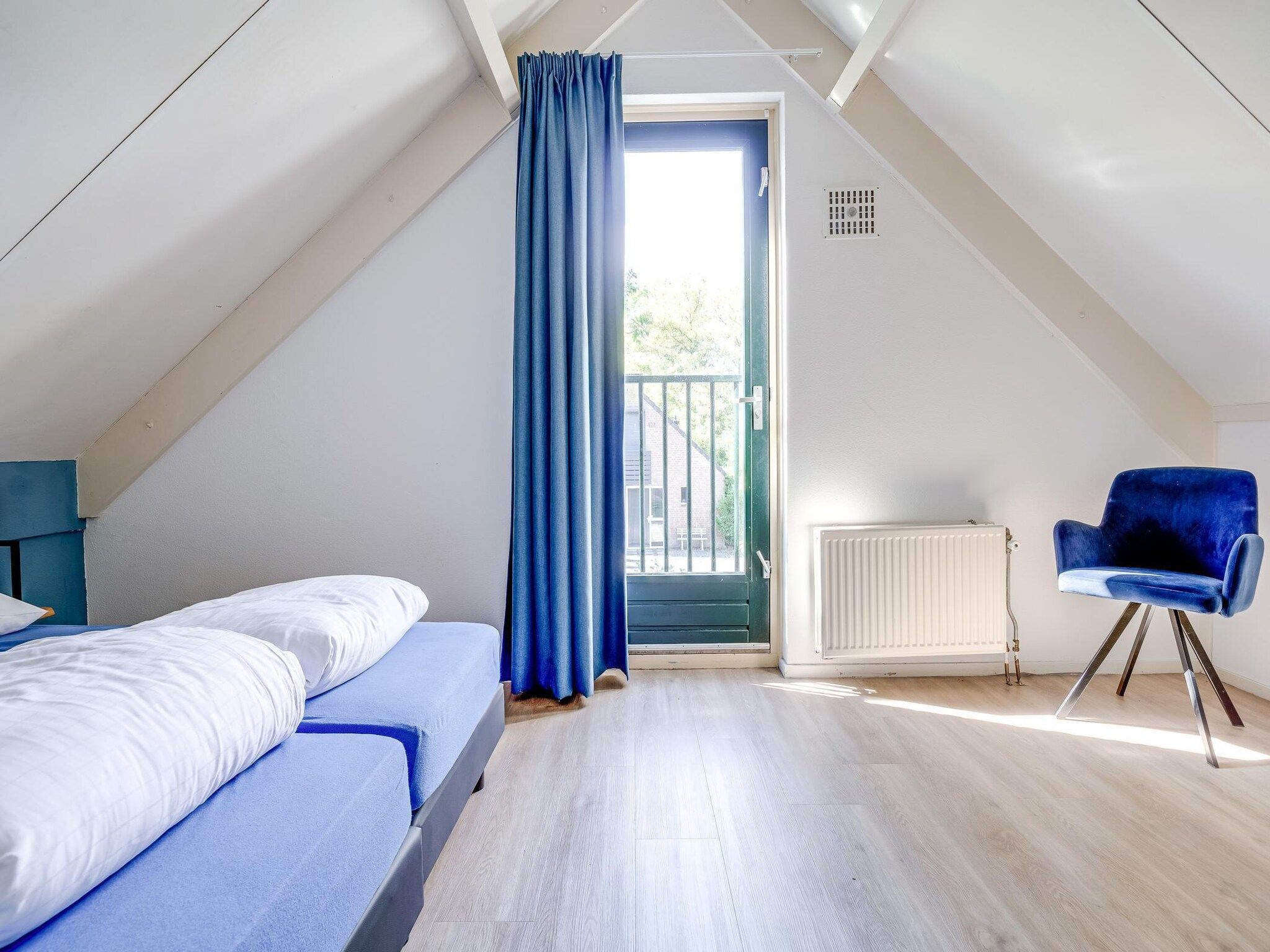 Een slaapkamer van 7 - Persoons Forest 217 Sauna Bungalow (copy) (copy) in Ewijk