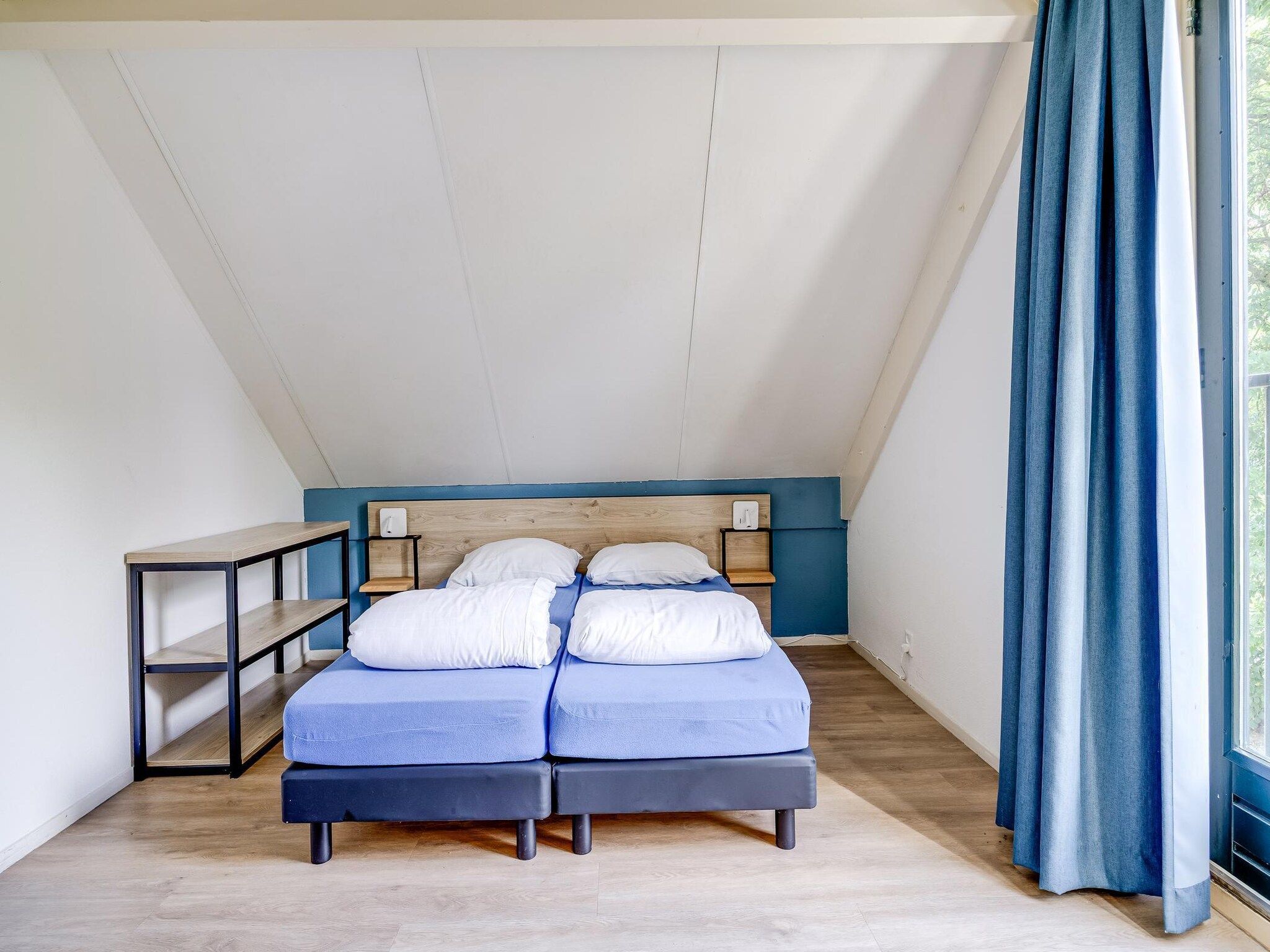 Een slaapkamer van 7 - Persoons Forest 217 Sauna Bungalow (copy) (copy) in Ewijk