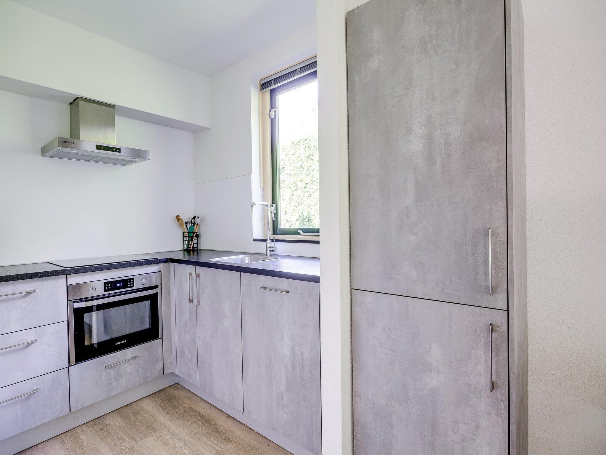 De keuken van 7 - Persoons Forest 217 Sauna Bungalow (copy) (copy) in Ewijk