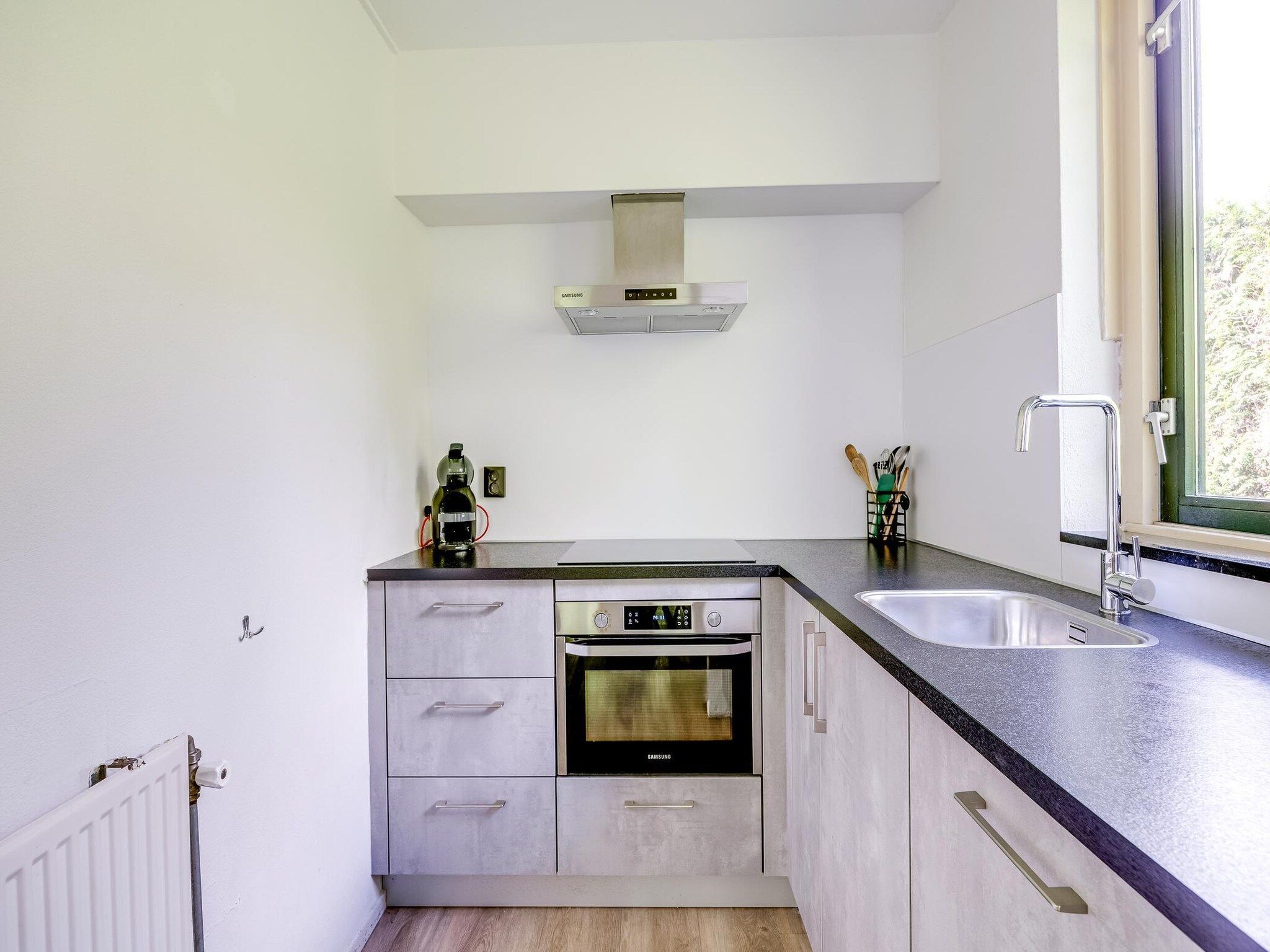 De keuken van 7 - Persoons Forest 217 Sauna Bungalow (copy) (copy) in Ewijk