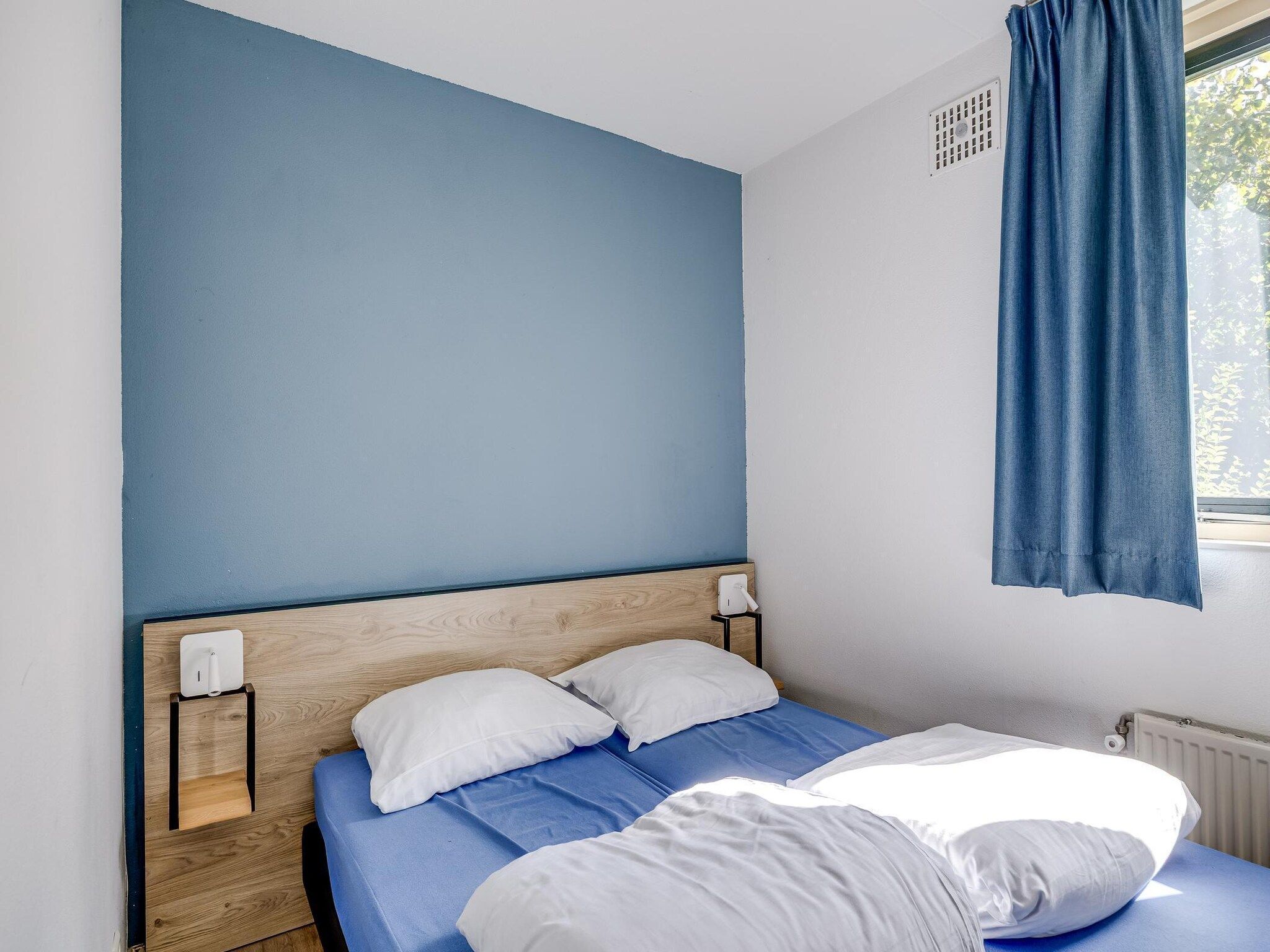 Een slaapkamer van 7 - Persoons Forest 217 Sauna Bungalow (copy) (copy) in Ewijk