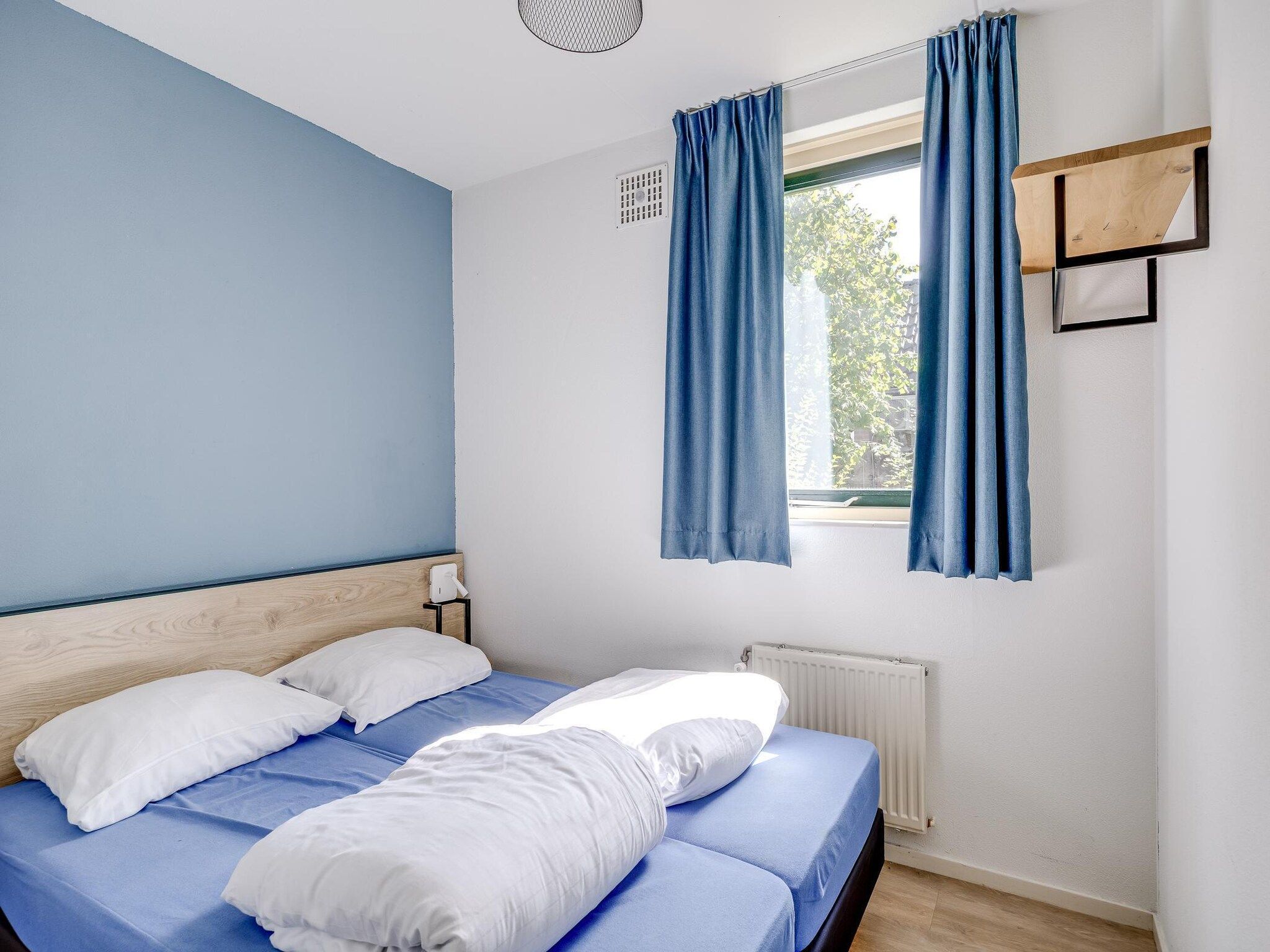 Een slaapkamer van 7 - Persoons Forest 217 Sauna Bungalow (copy) (copy) in Ewijk