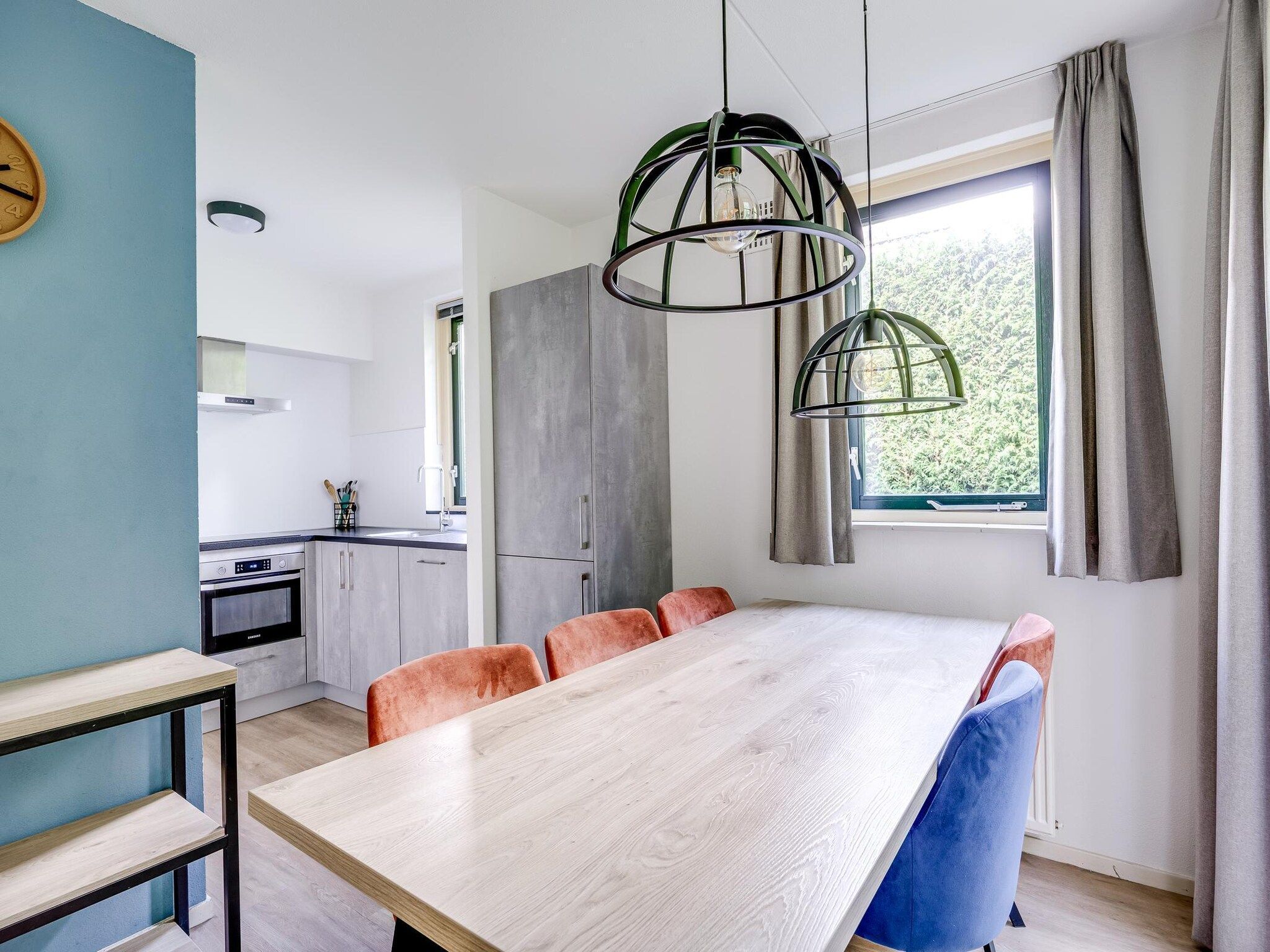 De eetkamer van 7 - Persoons Forest 217 Sauna Bungalow (copy) (copy) in Ewijk