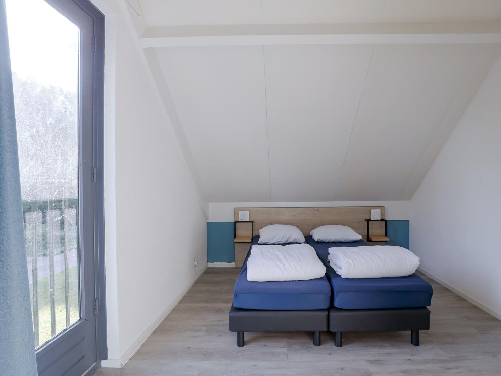 Een slaapkamer van 7 - Persoons Forest 217 Sauna Bungalow (copy) (copy) in Ewijk