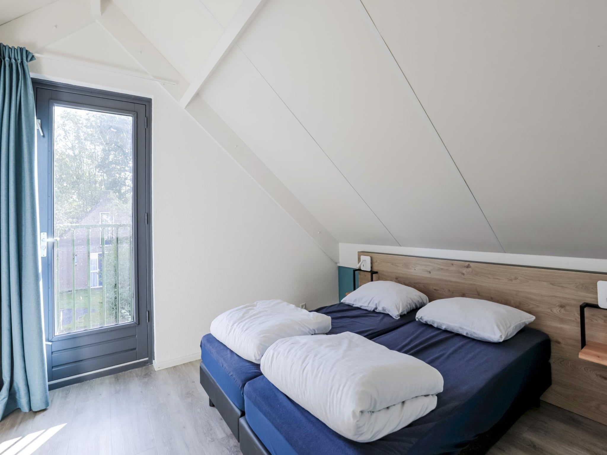 Een slaapkamer van 7 - Persoons Forest 217 Sauna Bungalow (copy) (copy) in Ewijk