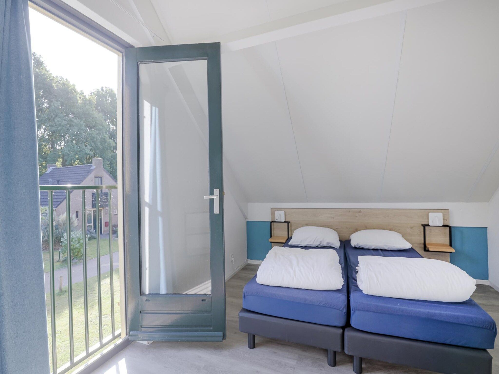 Een slaapkamer van 7 - Persoons Forest 217 Sauna Bungalow (copy) (copy) in Ewijk