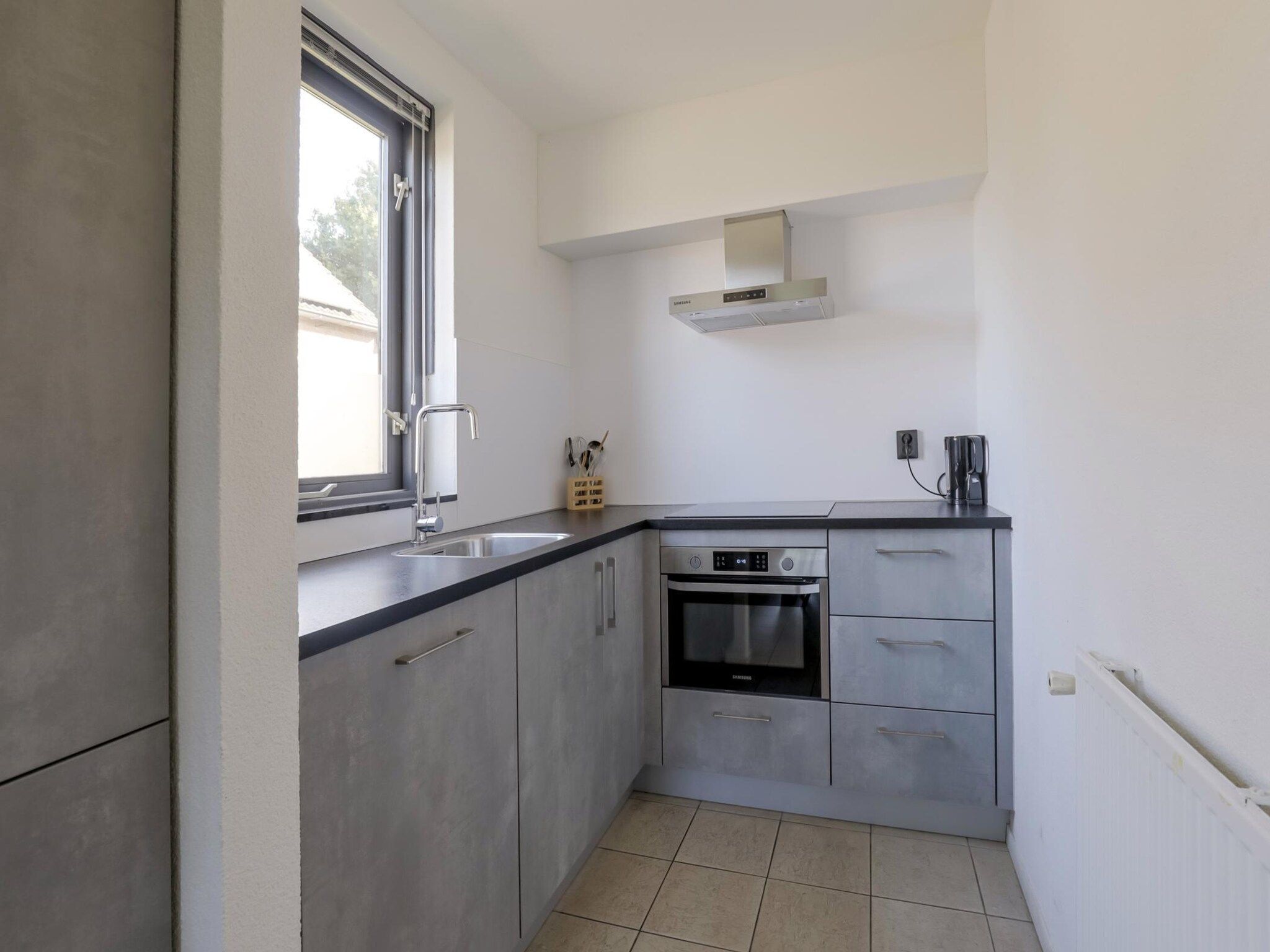 De keuken van 7 - Persoons Forest 217 Sauna Bungalow (copy) (copy) in Ewijk