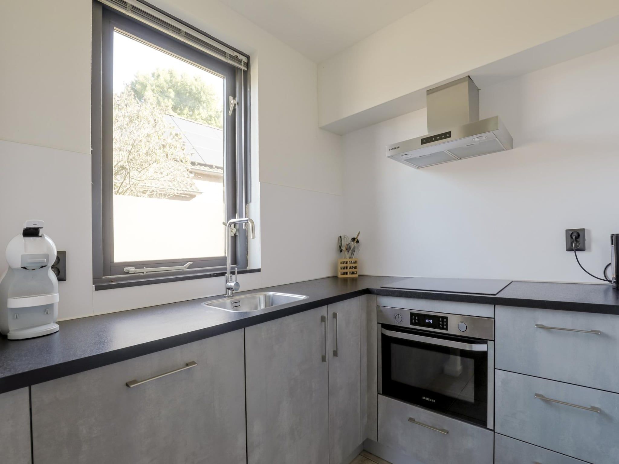 De keuken van 7 - Persoons Forest 217 Sauna Bungalow (copy) (copy) in Ewijk