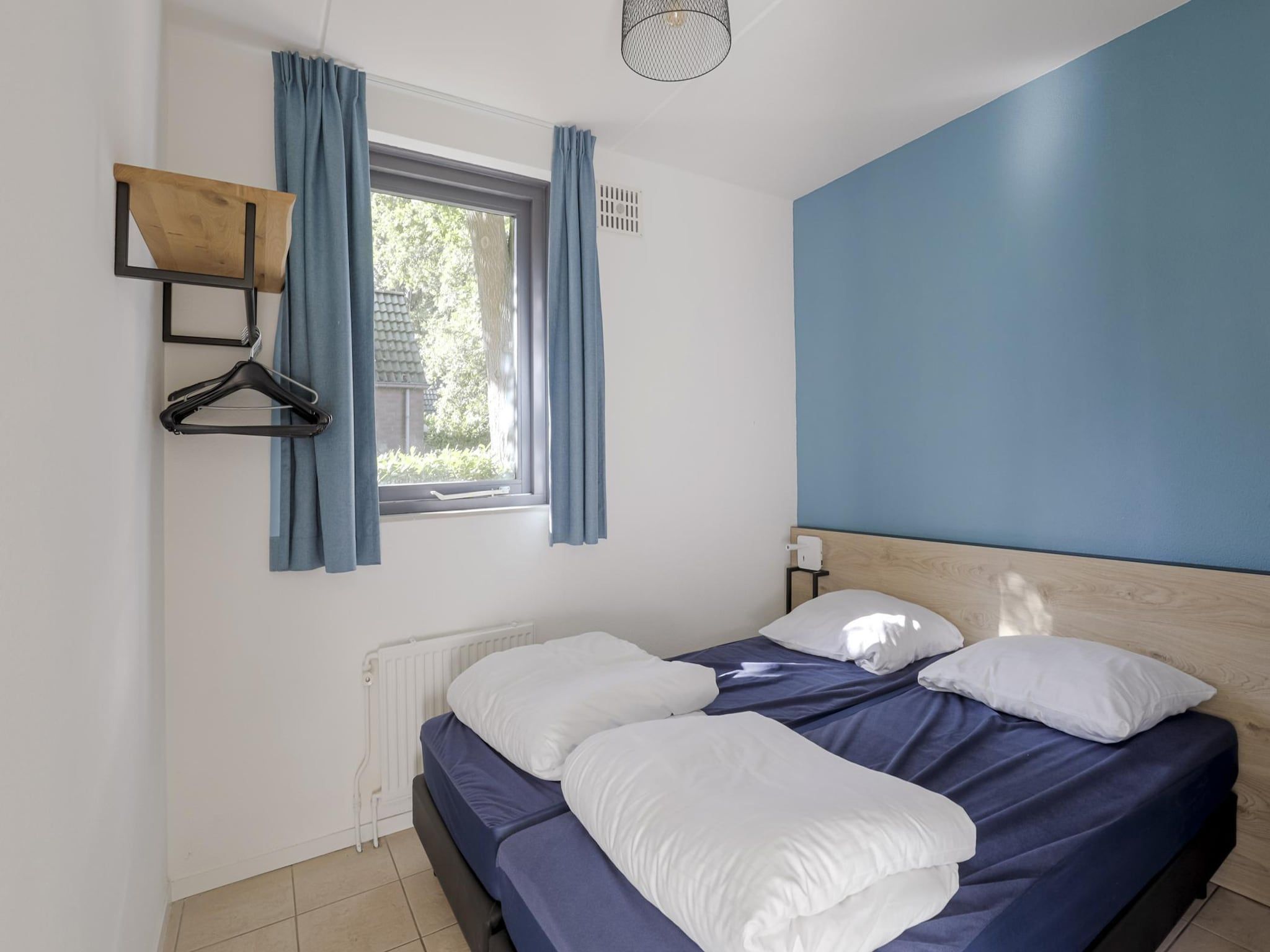 Een slaapkamer van 7 - Persoons Forest 217 Sauna Bungalow (copy) (copy) in Ewijk