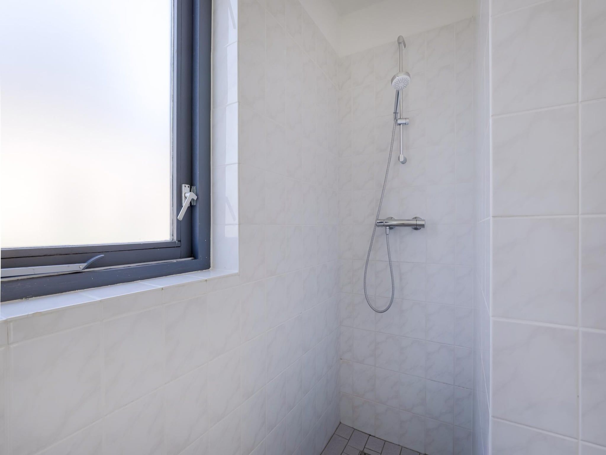 De badkamer van 7 - Persoons Forest 217 Sauna Bungalow (copy) (copy) in Ewijk