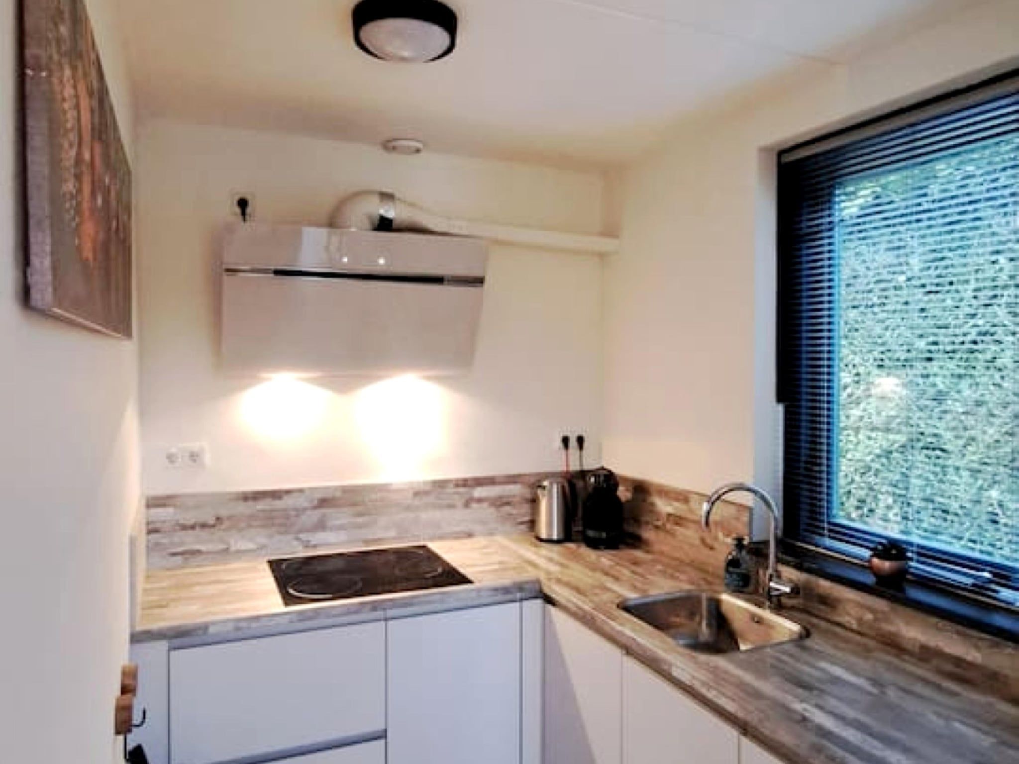 De keuken van 7 - Persoons Forest 217 Sauna Bungalow (copy) (copy) (copy) in Ewijk