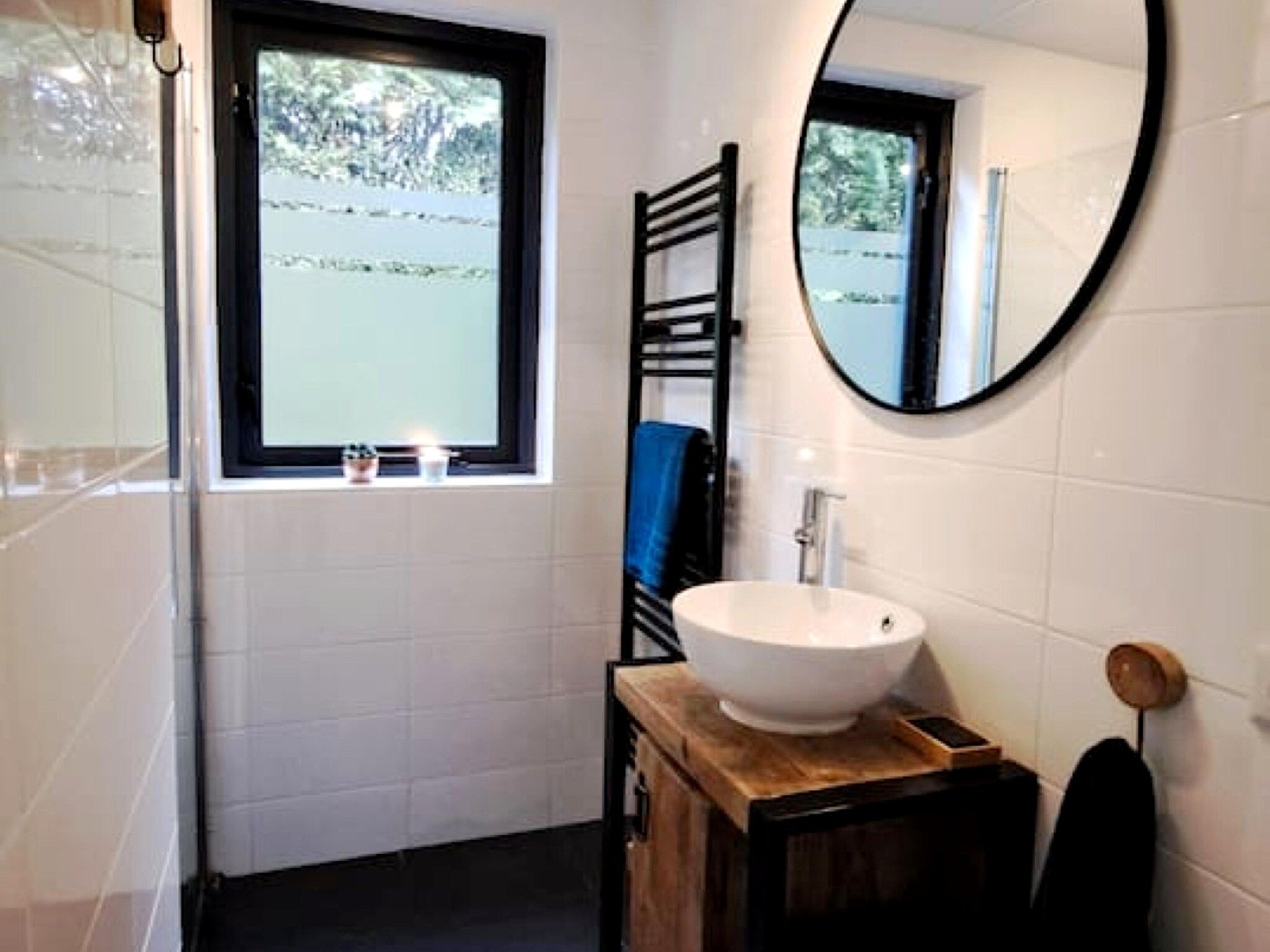 De badkamer van 7 - Persoons Forest 217 Sauna Bungalow (copy) (copy) (copy) in Ewijk