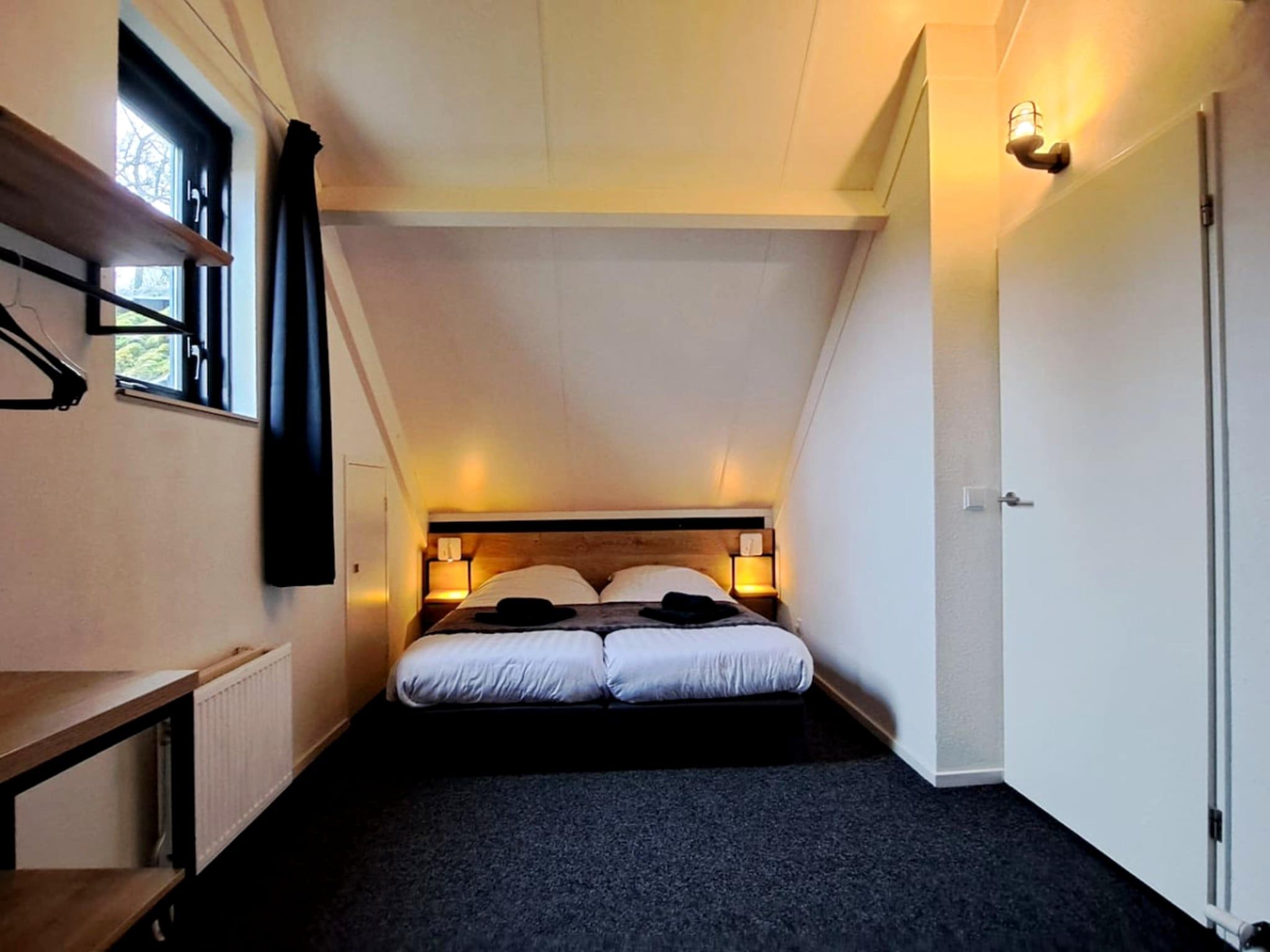 Een slaapkamer van 7 - Persoons Forest 217 Sauna Bungalow (copy) (copy) (copy) in Ewijk