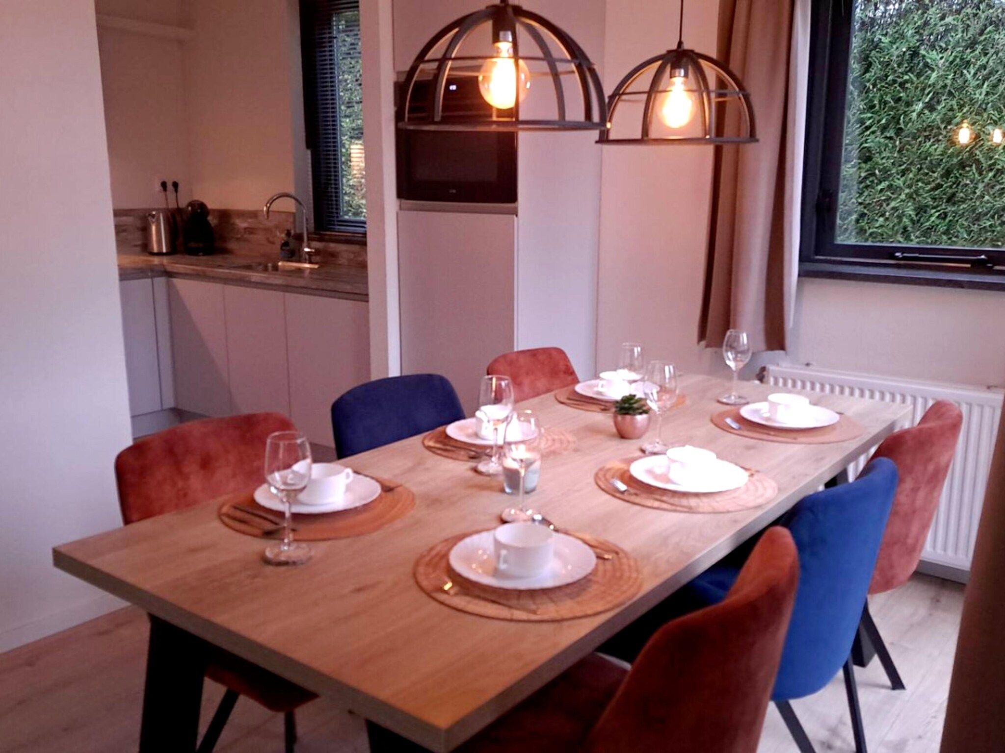 De eetkamer van 7 - Persoons Forest 217 Sauna Bungalow (copy) (copy) (copy) in Ewijk