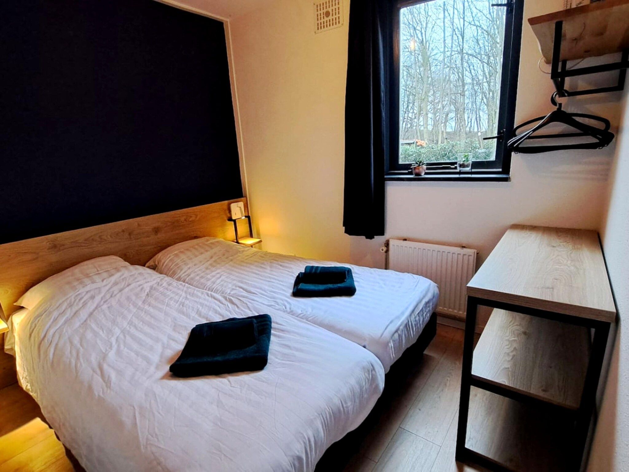 Een slaapkamer van 7 - Persoons Forest 217 Sauna Bungalow (copy) (copy) (copy) in Ewijk