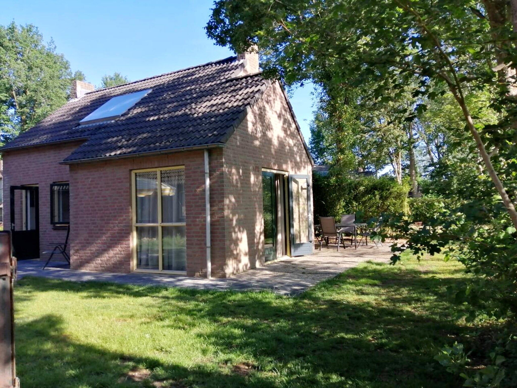 De tuin van 7 - Persoons Forest 217 Sauna Bungalow (copy) (copy) (copy) in Ewijk