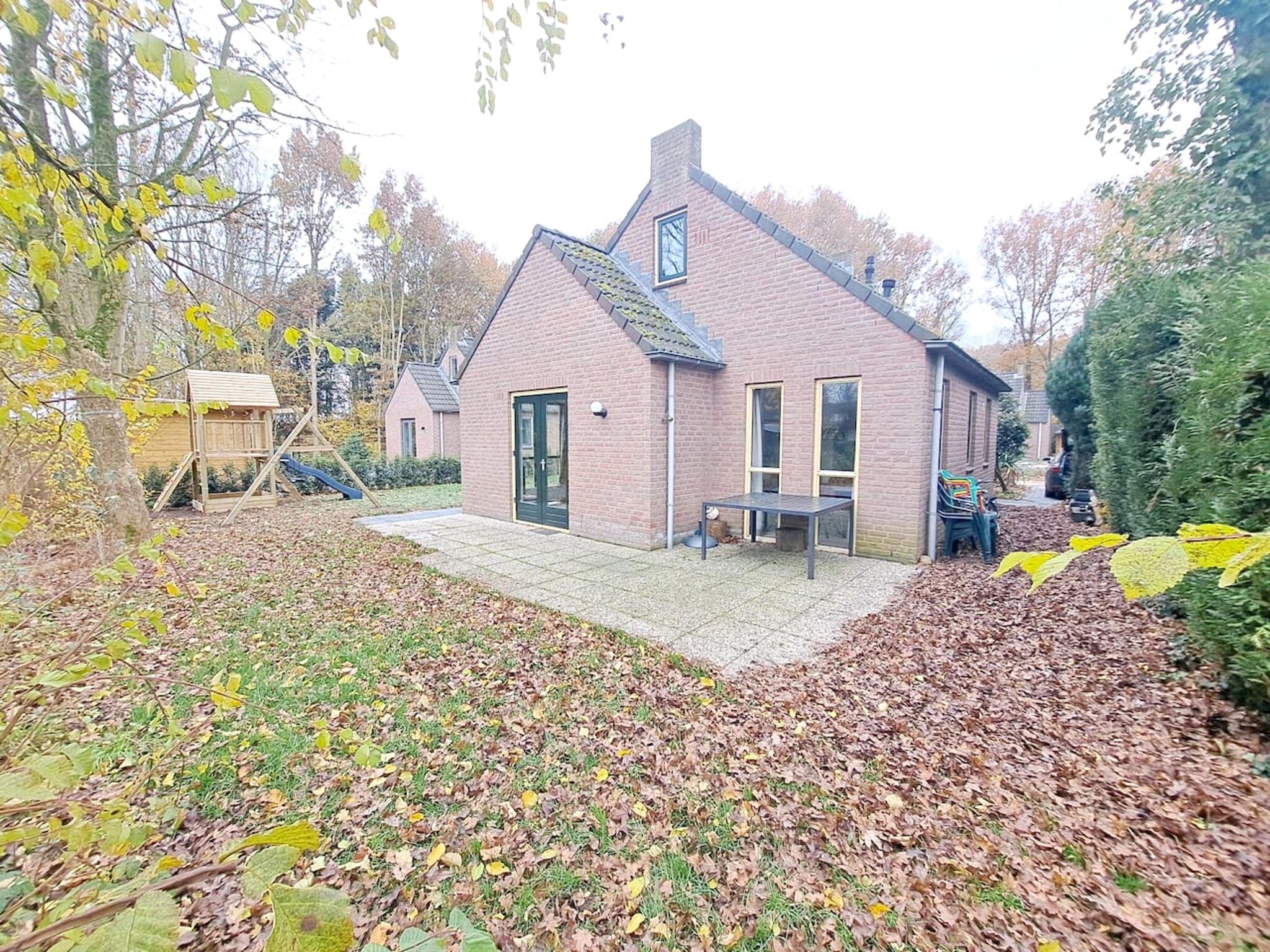 Het terras van 7 - Persoons Forest 217 Sauna Bungalow (copy) (copy) (copy) in Ewijk