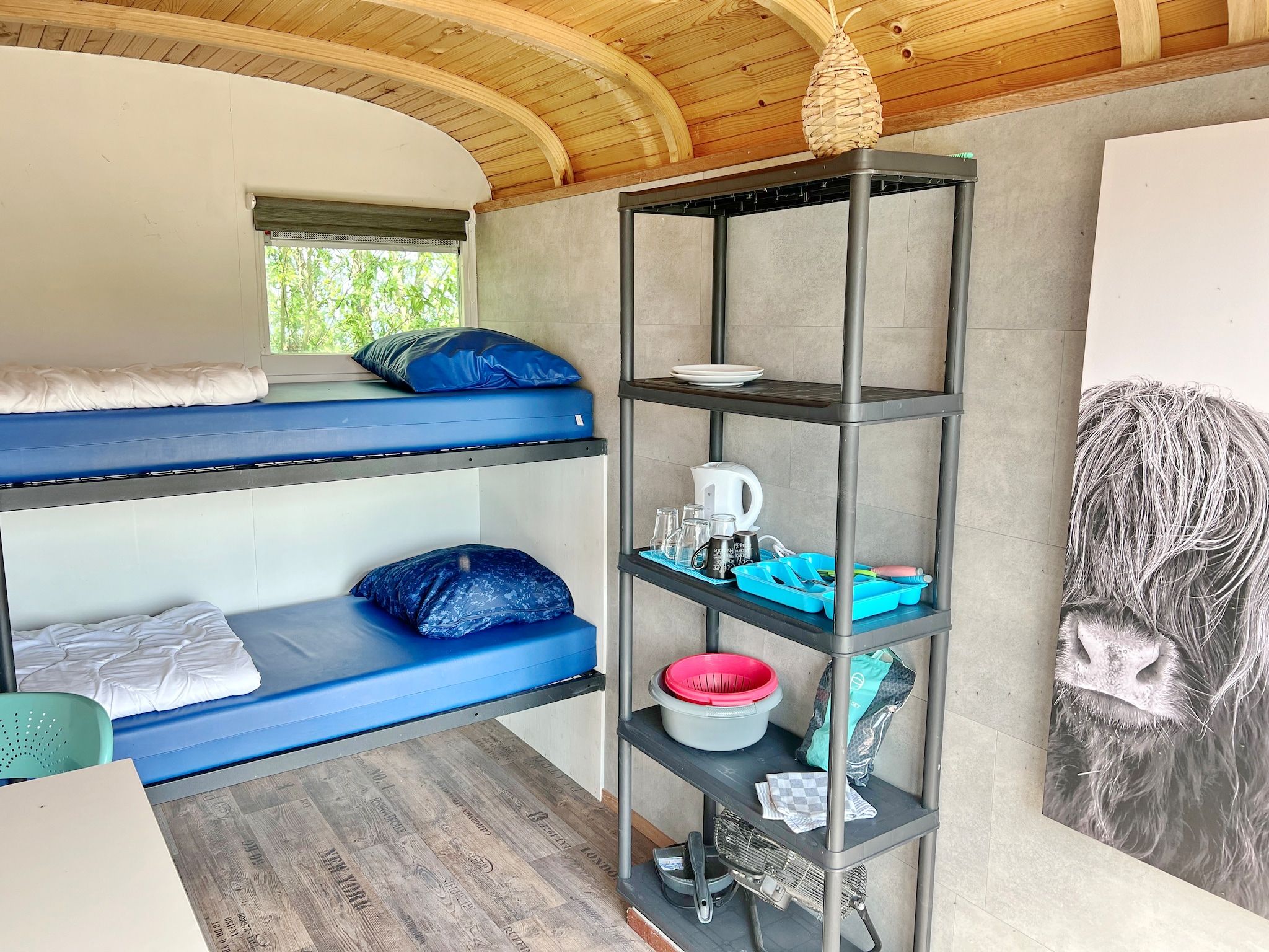 Een slaapkamer van Tiny Wagons Marina Muiderzand Almere (Nr 1-6) with bunk bed (copy) in Almere
