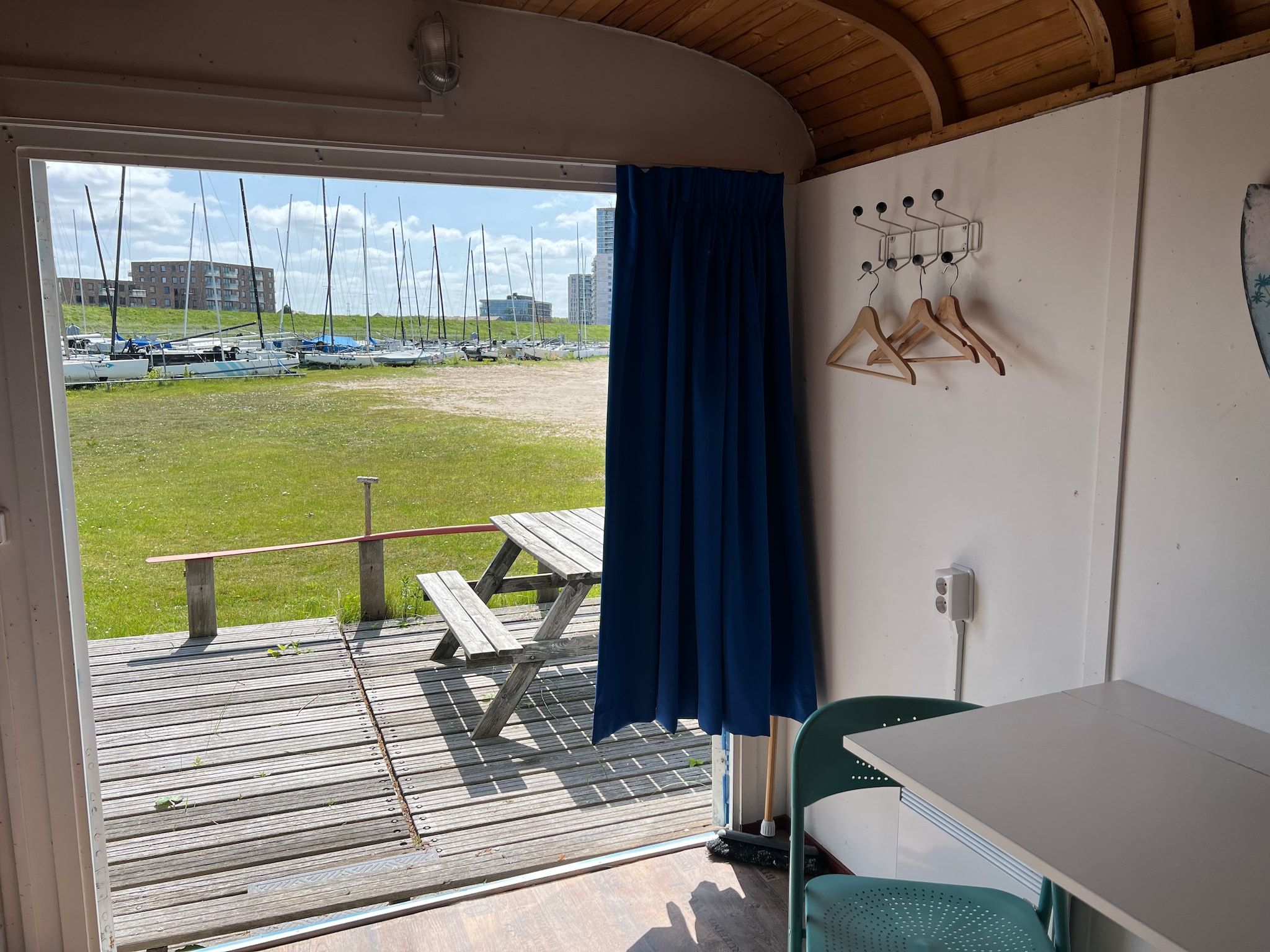 Het terras van Tiny Wagons Marina Muiderzand Almere (Nr 1-6) with bunk bed (copy) in Almere