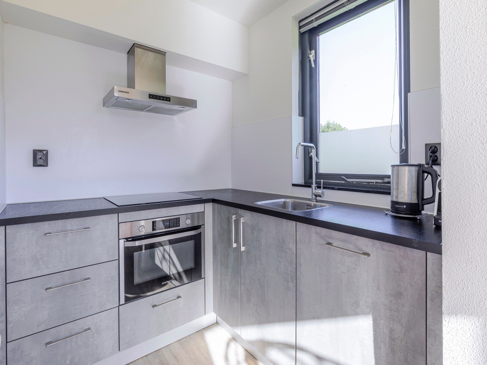 De keuken van 7 - Persoons Forest 217 Sauna Bungalow (copy) (copy) (copy) in Ewijk