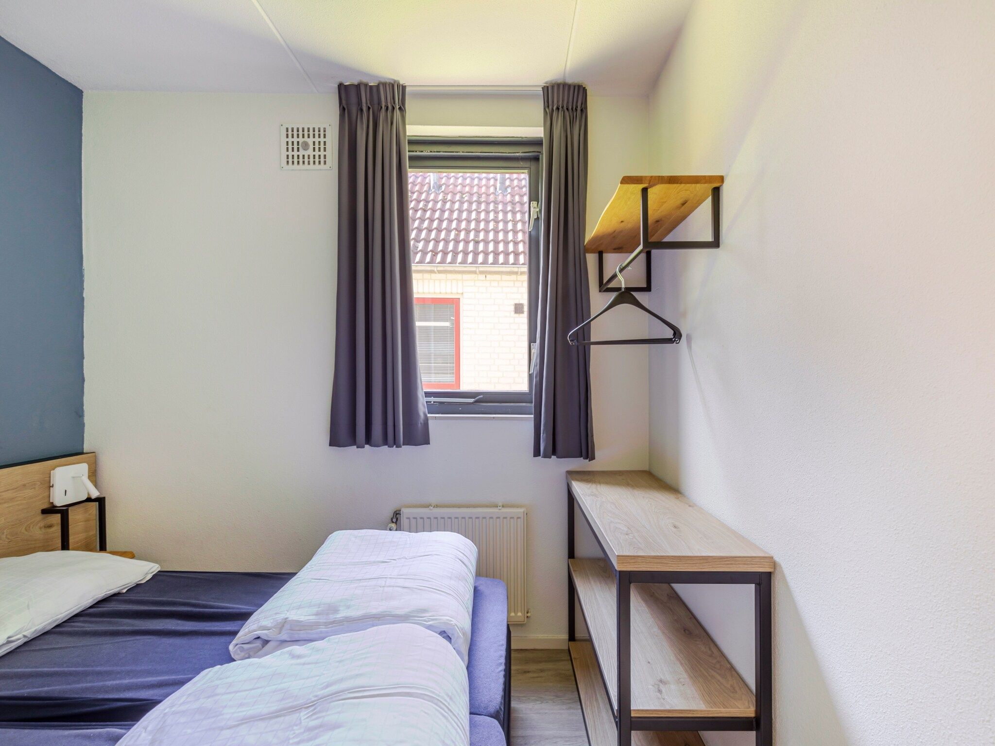 Een slaapkamer van 7 - Persoons Forest 217 Sauna Bungalow (copy) (copy) (copy) in Ewijk