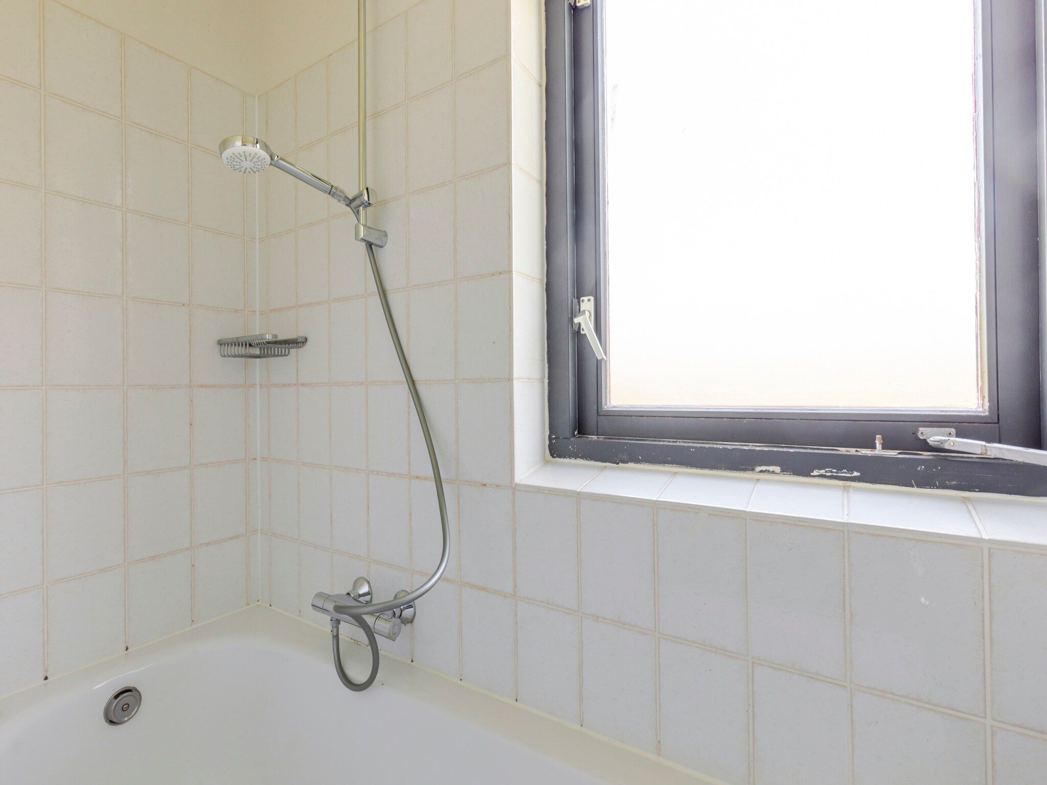 De badkamer van 7 - Persoons Forest 217 Sauna Bungalow (copy) (copy) (copy) in Ewijk