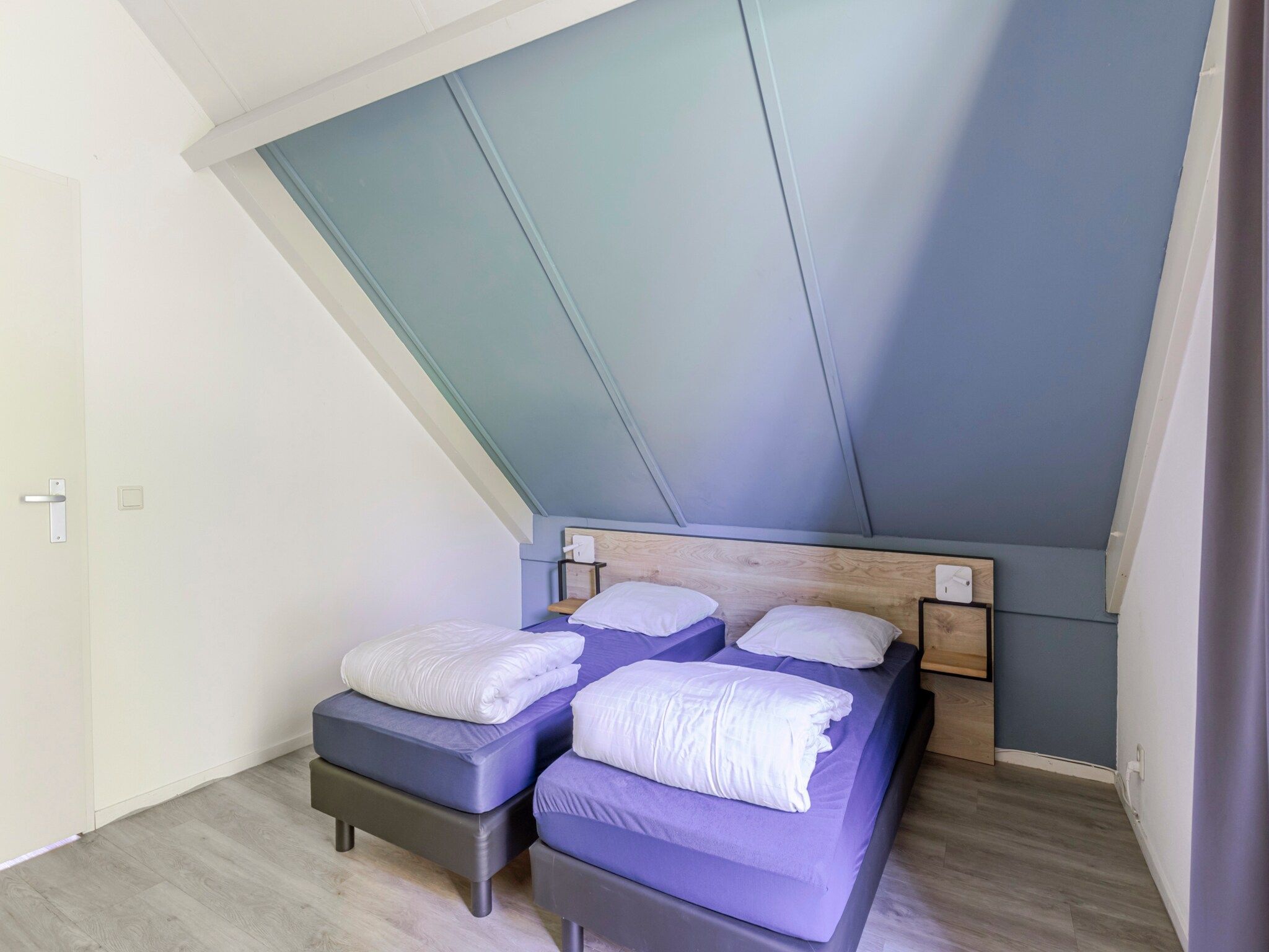 Een slaapkamer van 7 - Persoons Forest 217 Sauna Bungalow (copy) (copy) (copy) in Ewijk