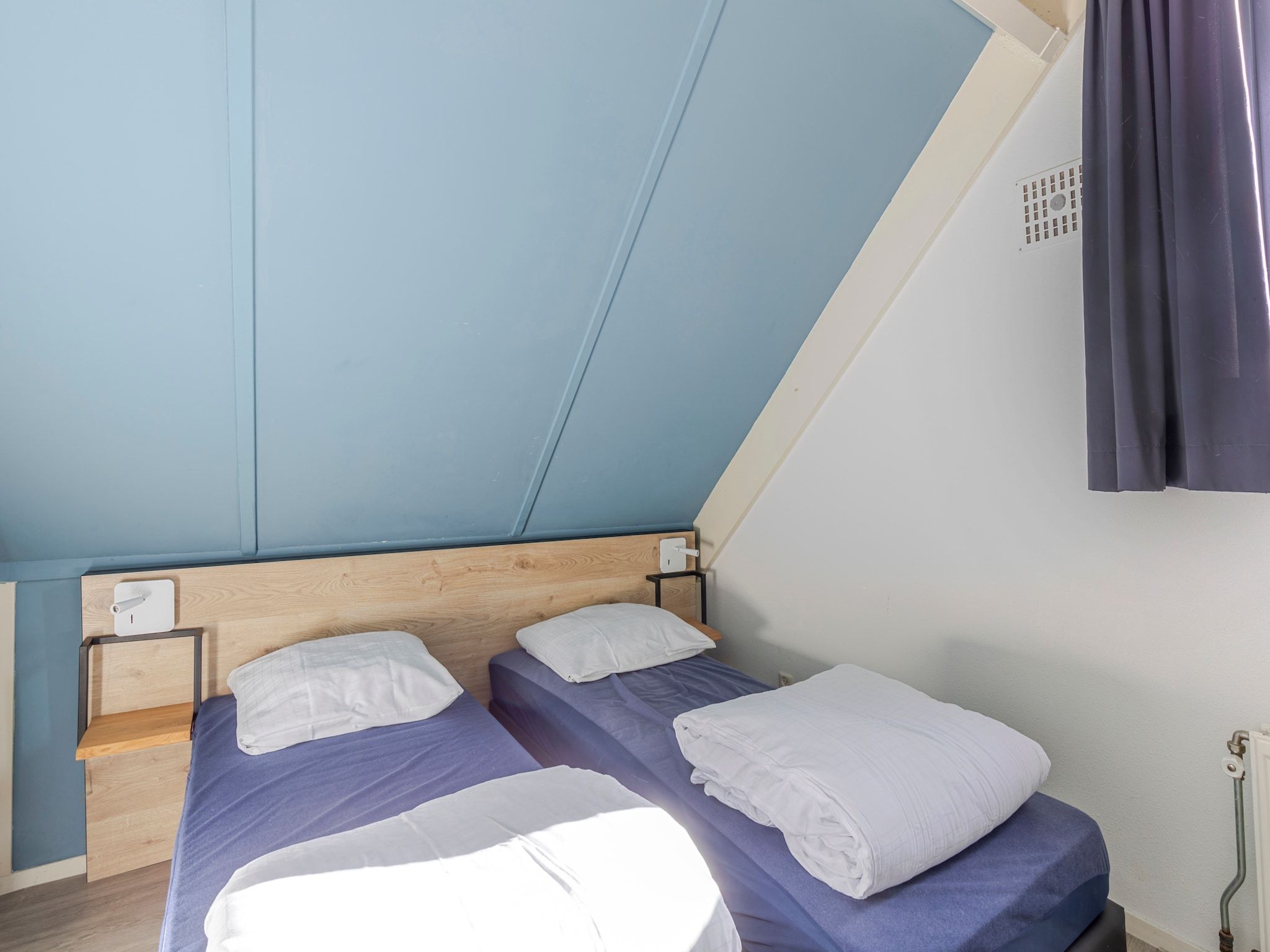 Een slaapkamer van 7 - Persoons Forest 217 Sauna Bungalow (copy) (copy) (copy) in Ewijk