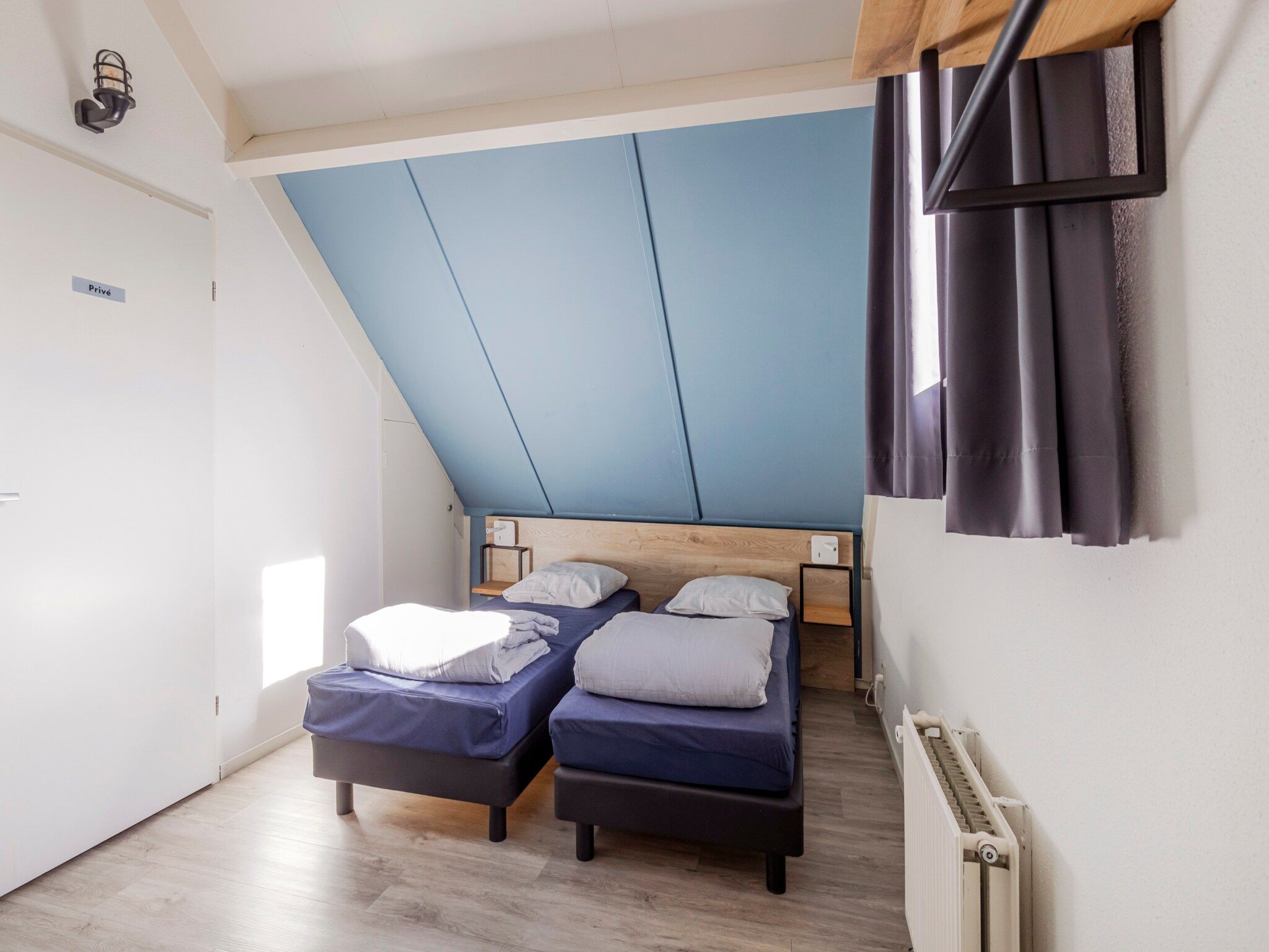 Een slaapkamer van 7 - Persoons Forest 217 Sauna Bungalow (copy) (copy) (copy) in Ewijk