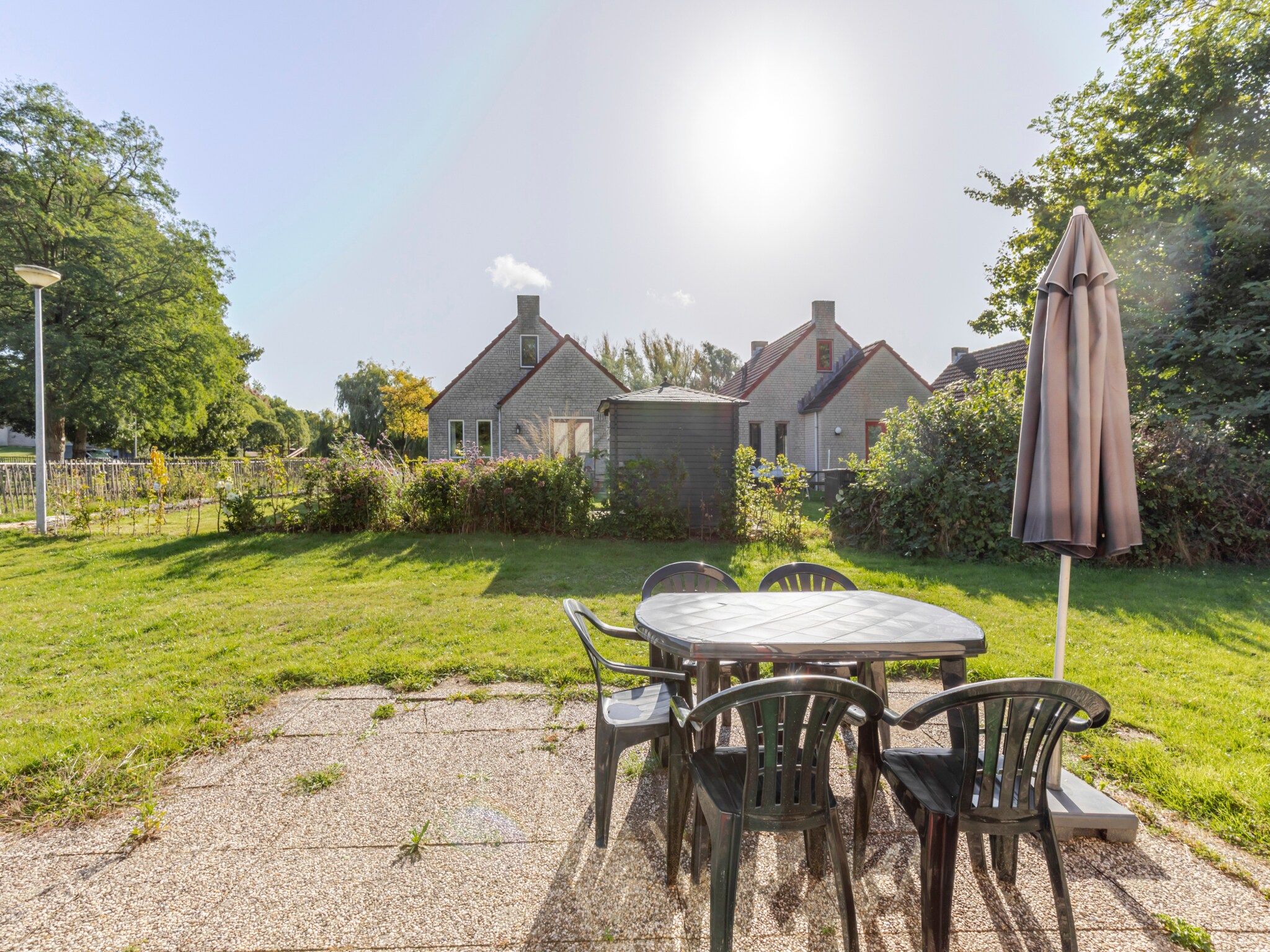 Het terras van 7 - Persoons Forest 217 Sauna Bungalow (copy) (copy) (copy) in Ewijk