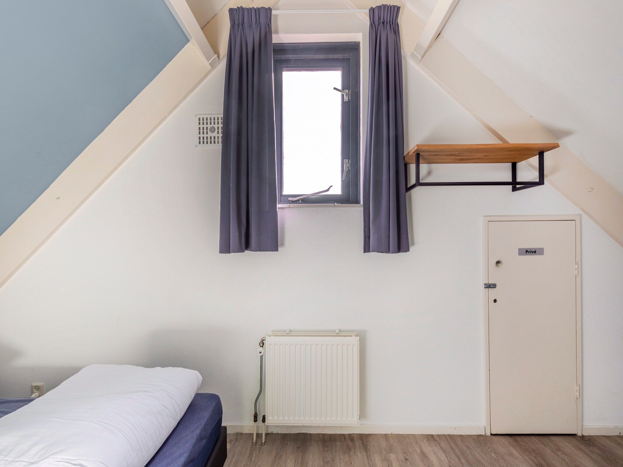 Een slaapkamer van 7 - Persoons Forest 217 Sauna Bungalow (copy) (copy) (copy) in Ewijk