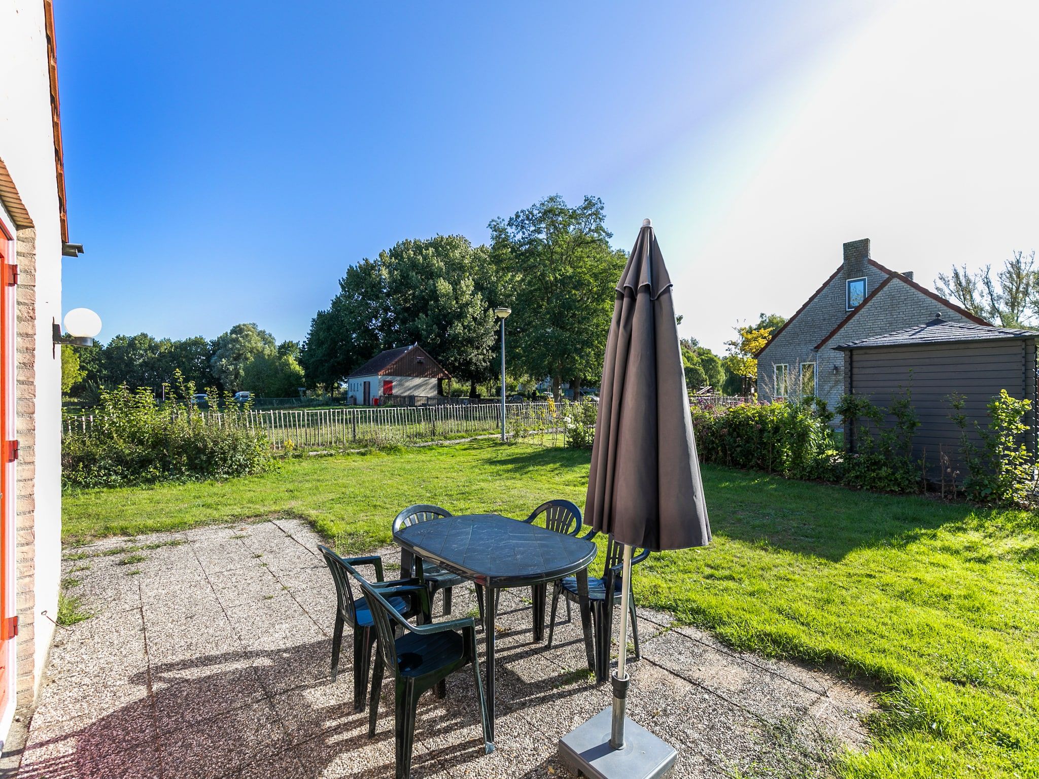 Het terras van 7 - Persoons Forest 217 Sauna Bungalow (copy) (copy) (copy) in Ewijk