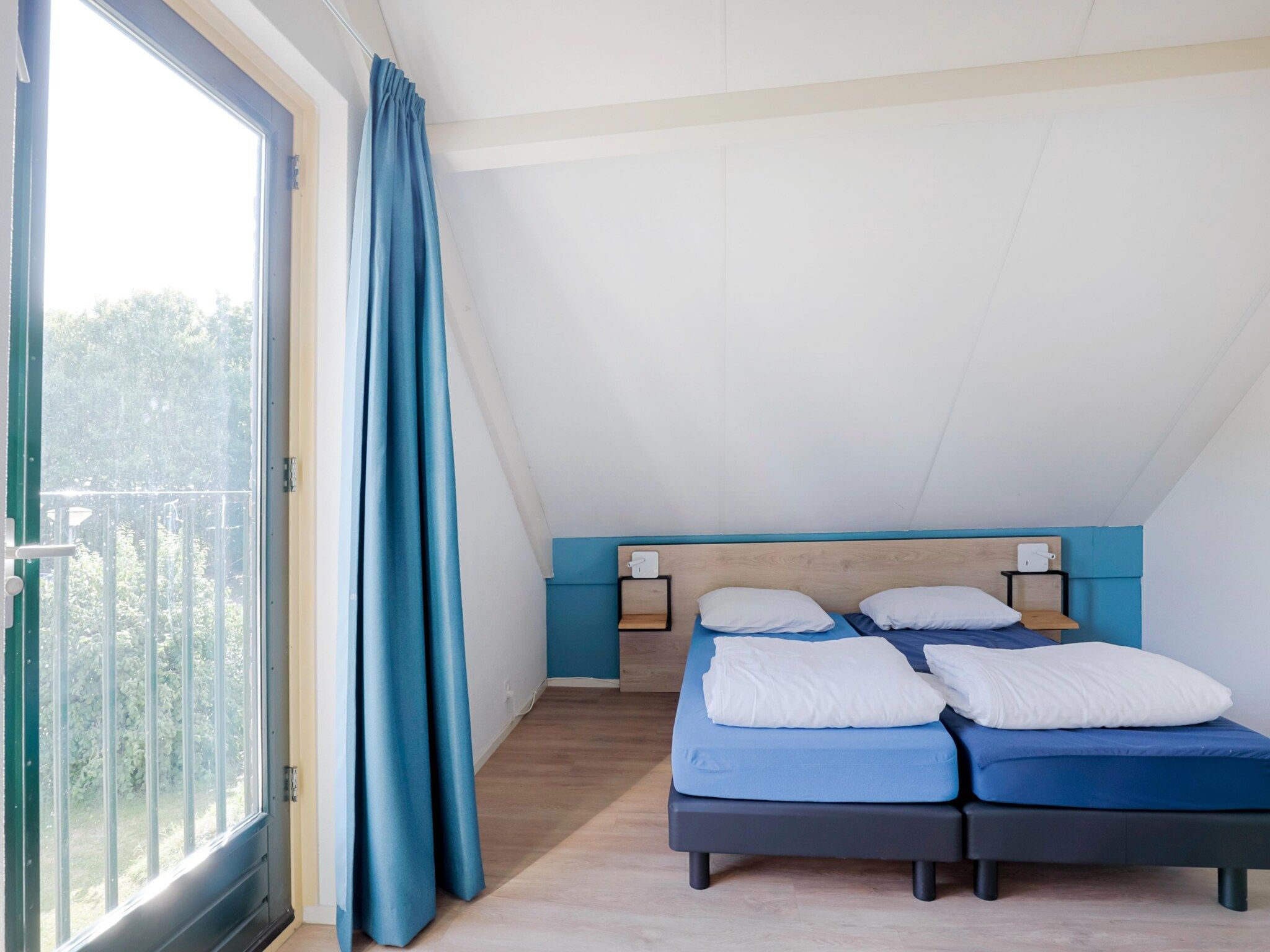 Een slaapkamer van 7 - Persoons Forest 217 Sauna Bungalow (copy) (copy) (copy) in Ewijk