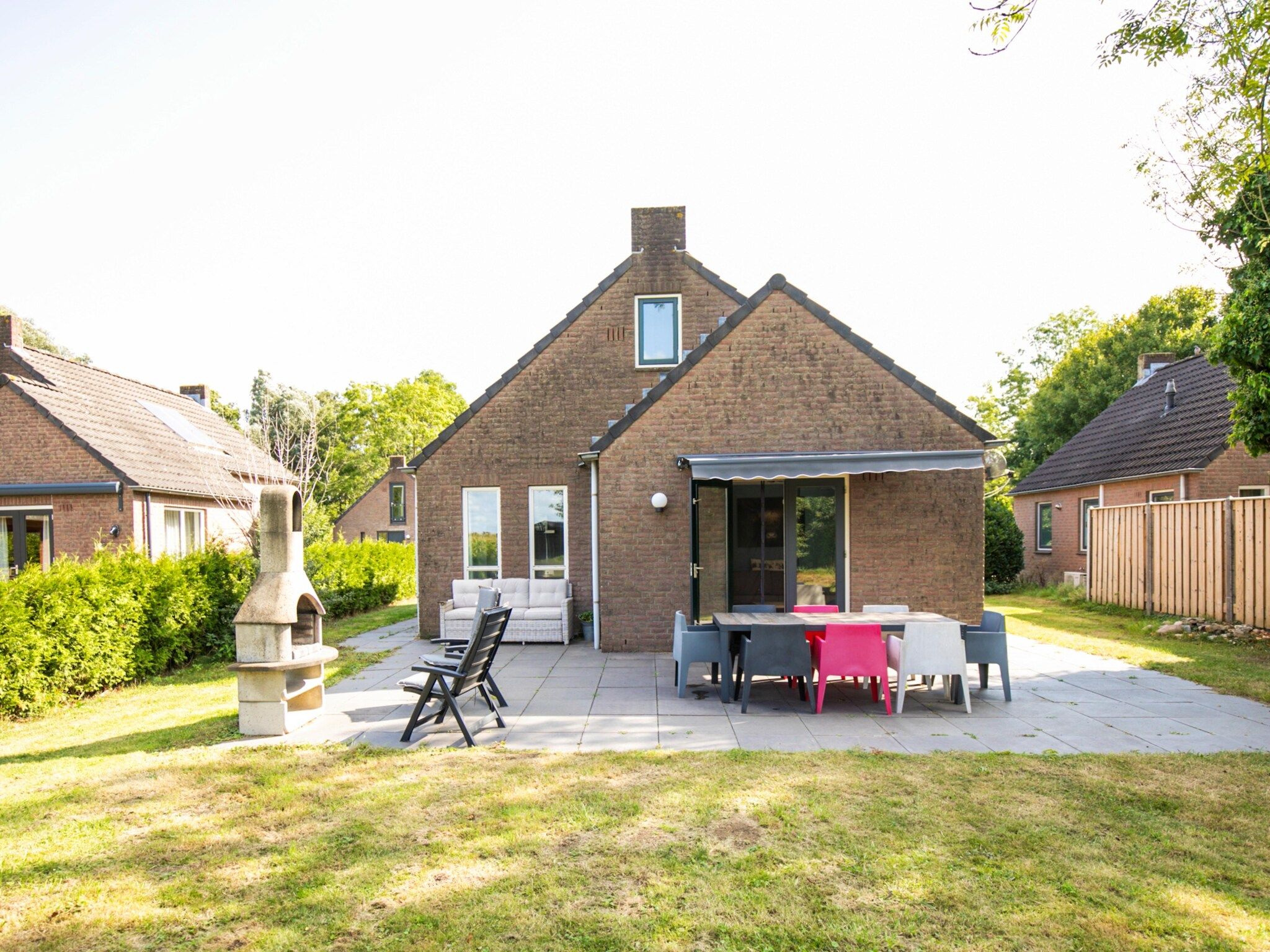 Het terras van 7 - Persoons Forest 217 Sauna Bungalow (copy) (copy) (copy) in Ewijk