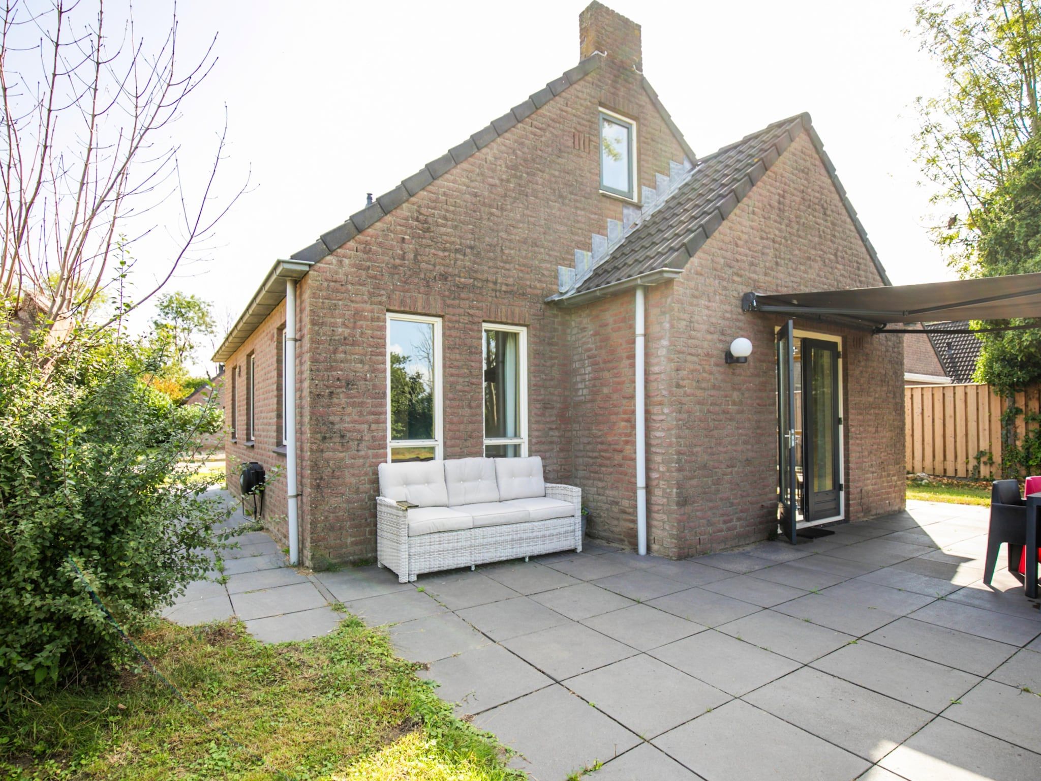 Het terras van 7 - Persoons Forest 217 Sauna Bungalow (copy) (copy) (copy) in Ewijk