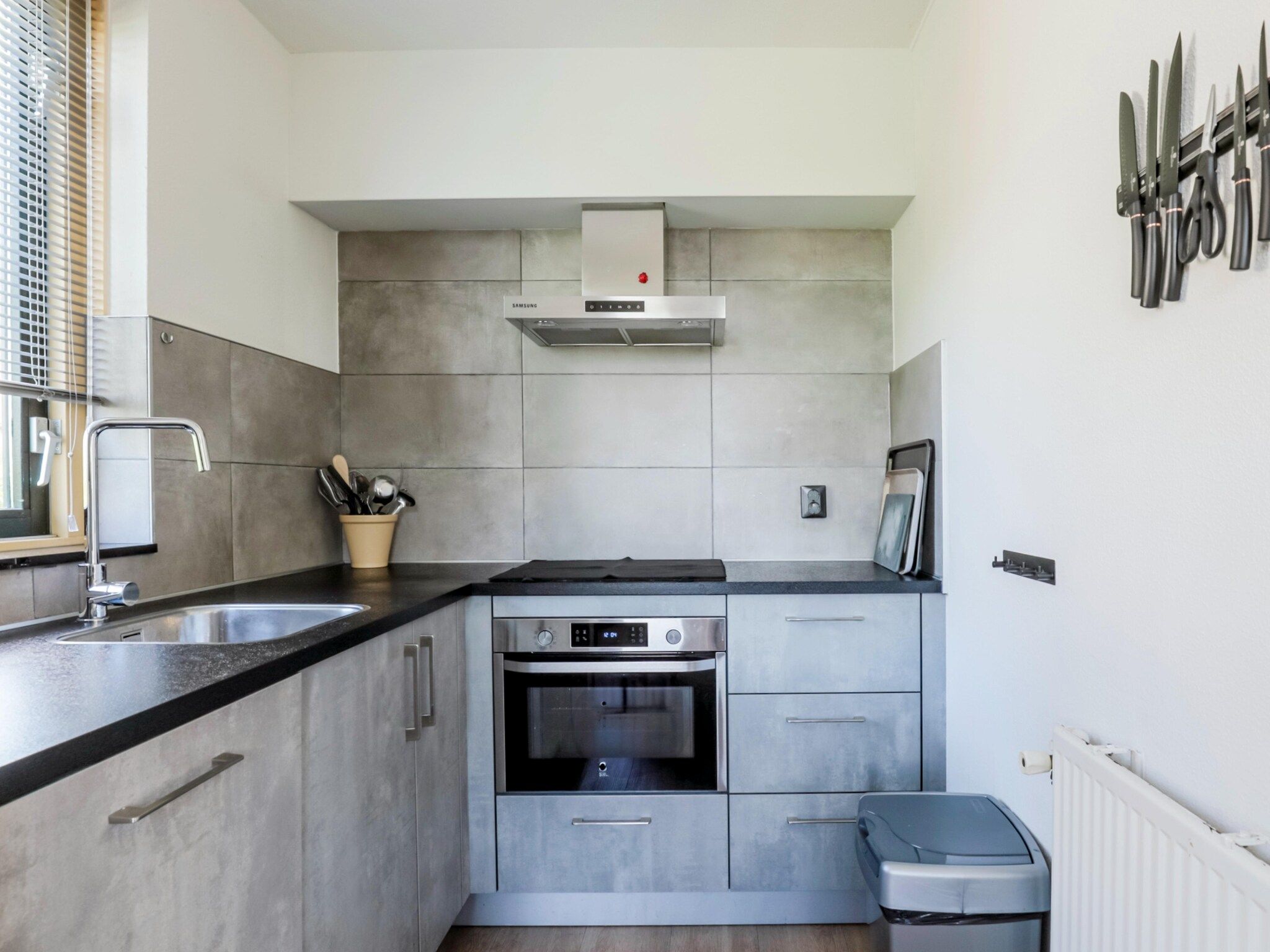 De keuken van 7 - Persoons Forest 217 Sauna Bungalow (copy) (copy) (copy) in Ewijk