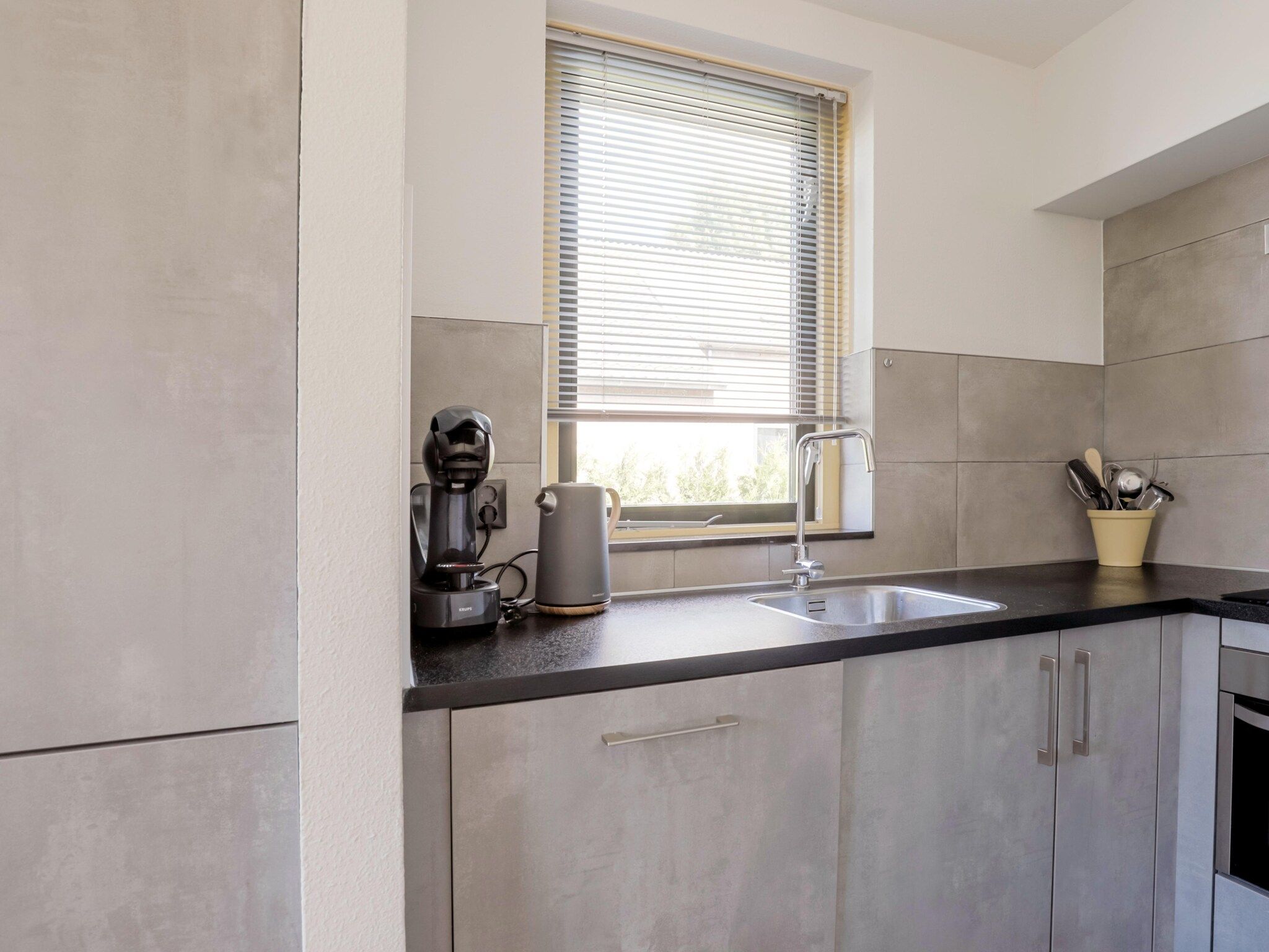 De keuken van 7 - Persoons Forest 217 Sauna Bungalow (copy) (copy) (copy) in Ewijk