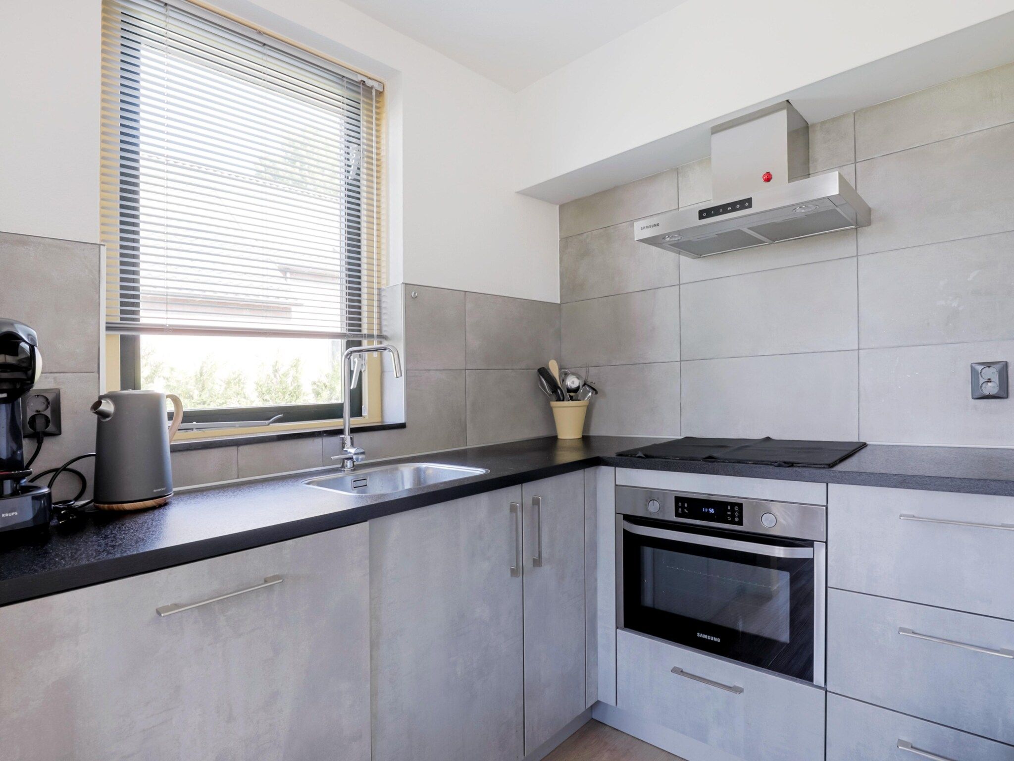 De keuken van 7 - Persoons Forest 217 Sauna Bungalow (copy) (copy) (copy) in Ewijk