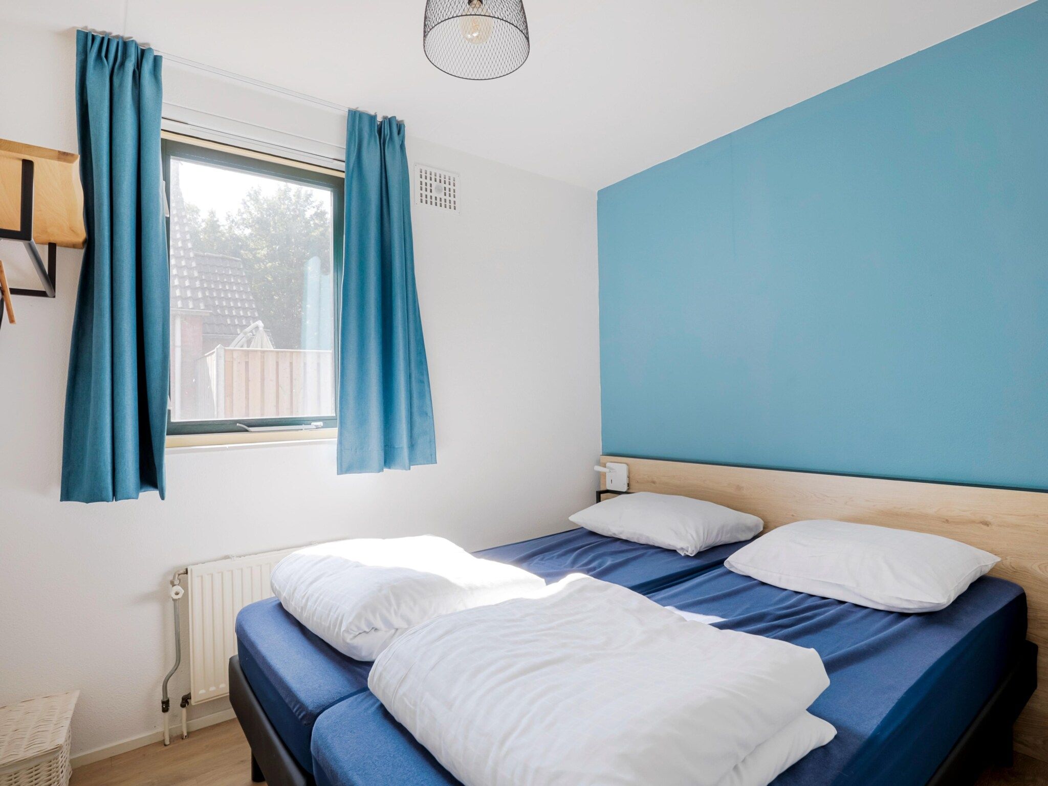 Een slaapkamer van 7 - Persoons Forest 217 Sauna Bungalow (copy) (copy) (copy) in Ewijk