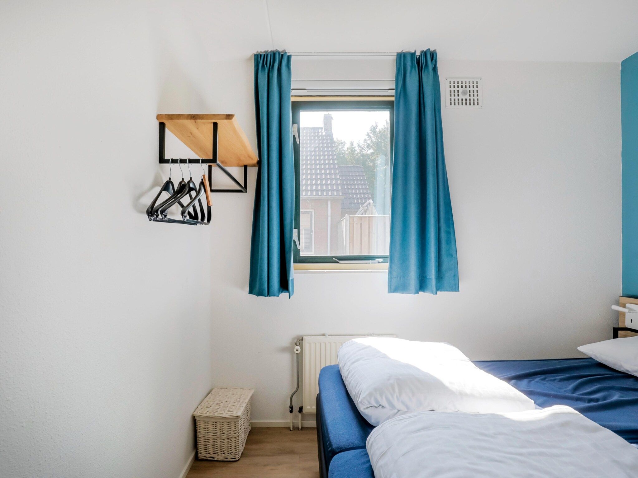 Een slaapkamer van 7 - Persoons Forest 217 Sauna Bungalow (copy) (copy) (copy) in Ewijk