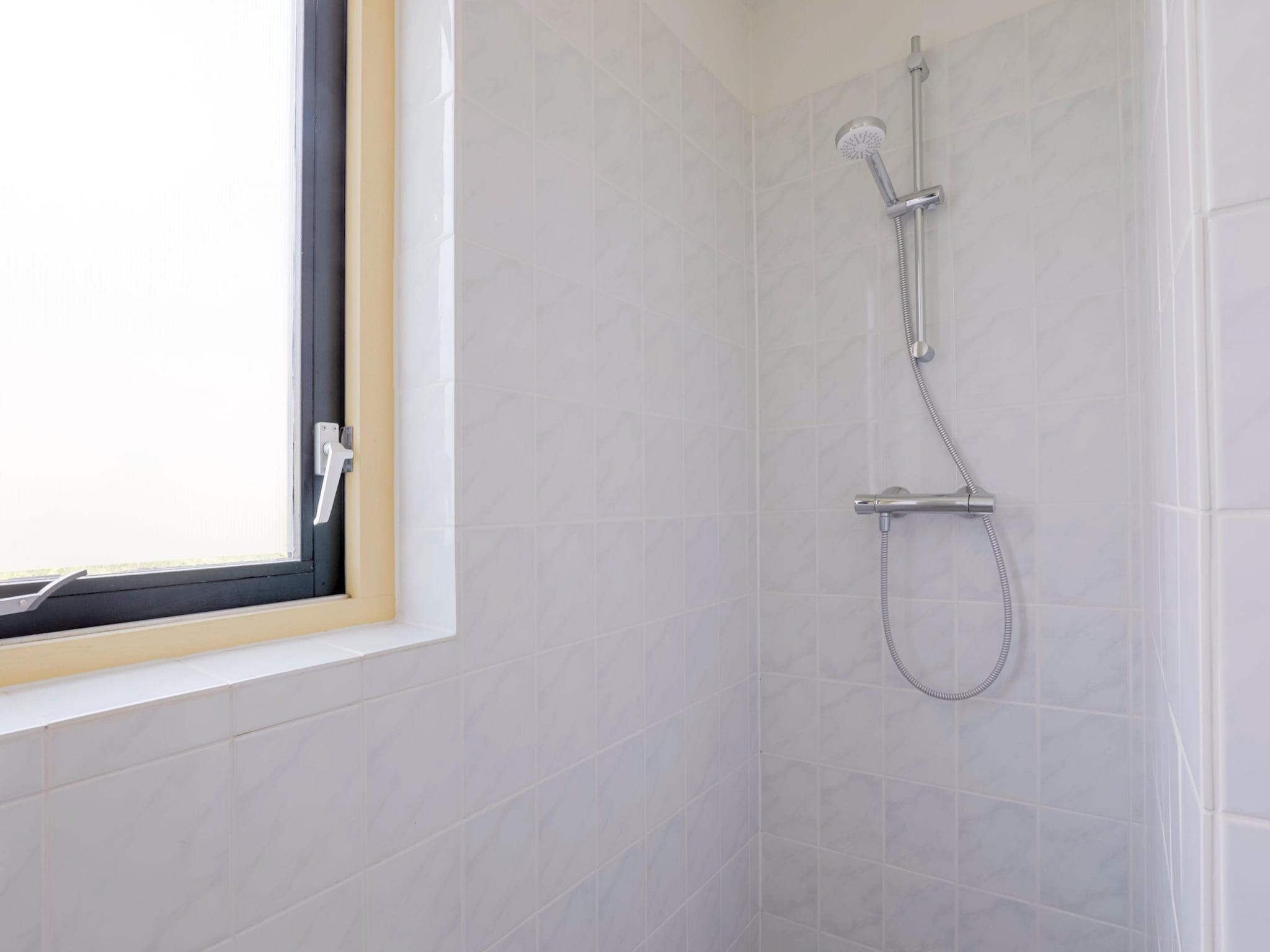 De badkamer van 7 - Persoons Forest 217 Sauna Bungalow (copy) (copy) (copy) in Ewijk