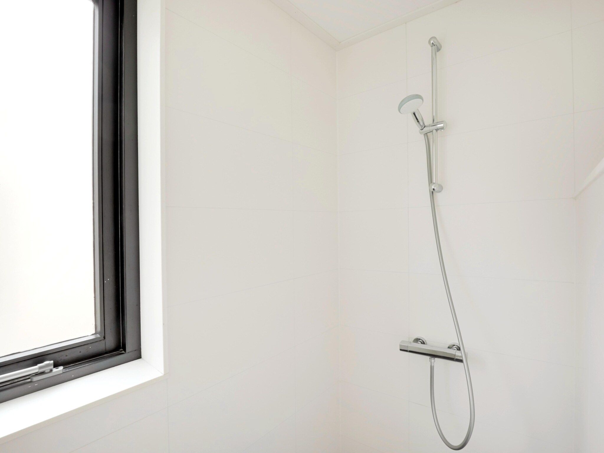 De badkamer van 7 - Persoons Forest 217 Sauna Bungalow (copy) (copy) (copy) (copy) in Ewijk