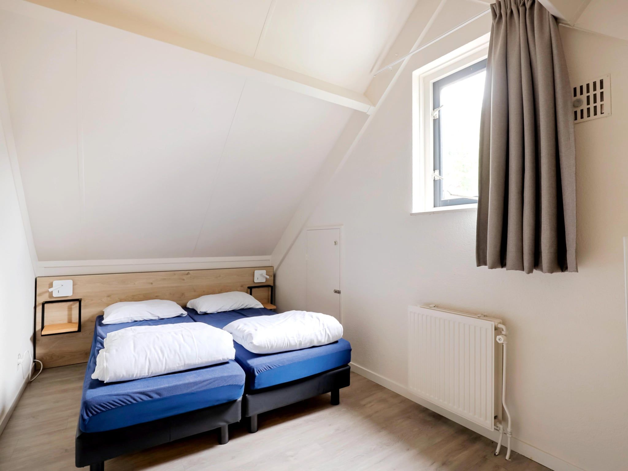 Een slaapkamer van 7 - Persoons Forest 217 Sauna Bungalow (copy) (copy) (copy) (copy) in Ewijk