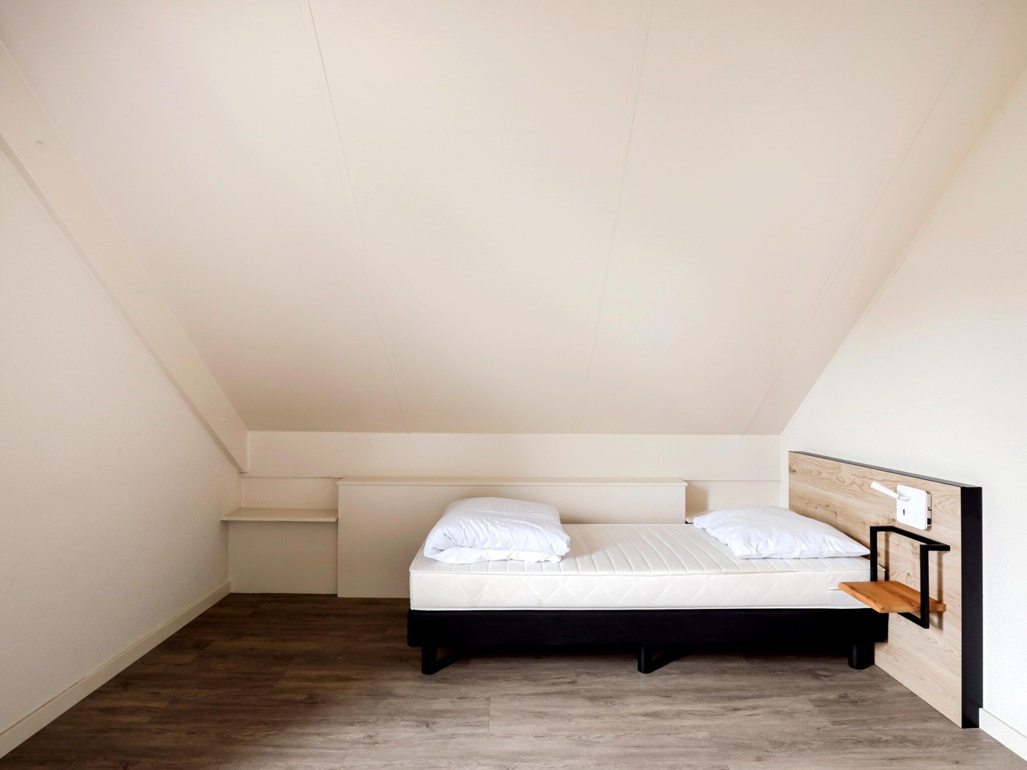 Een slaapkamer van 7 - Persoons Forest 217 Sauna Bungalow (copy) (copy) (copy) (copy) in Ewijk