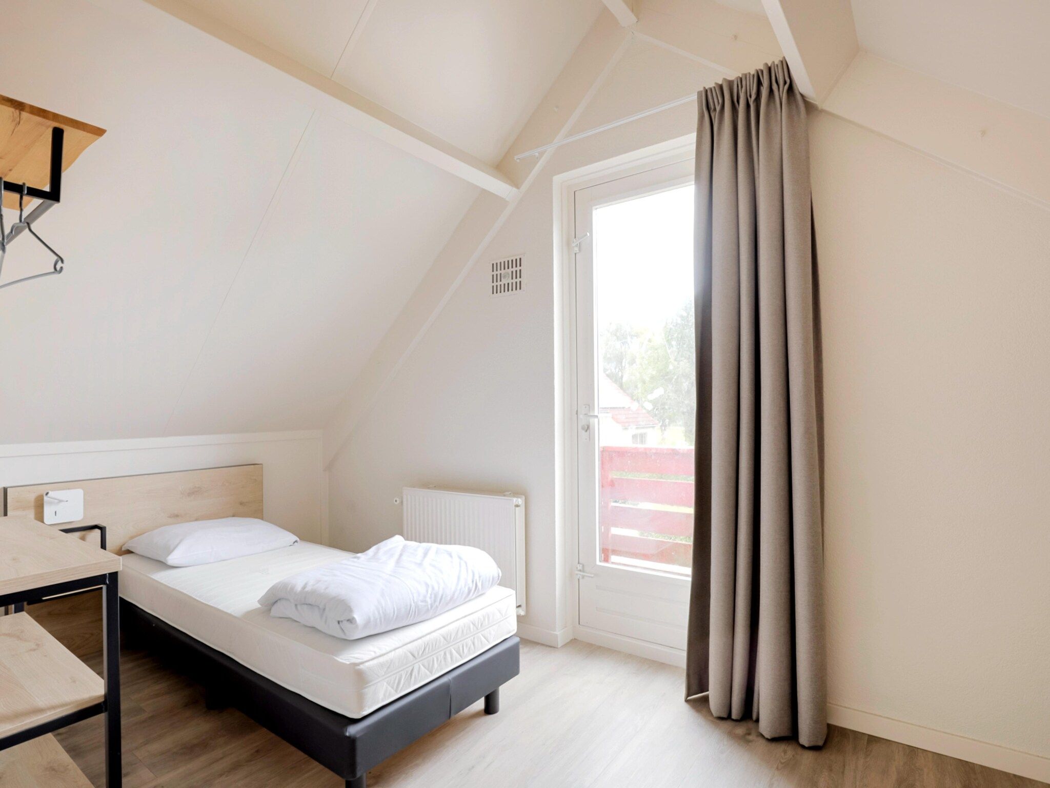 Een slaapkamer van 7 - Persoons Forest 217 Sauna Bungalow (copy) (copy) (copy) (copy) in Ewijk