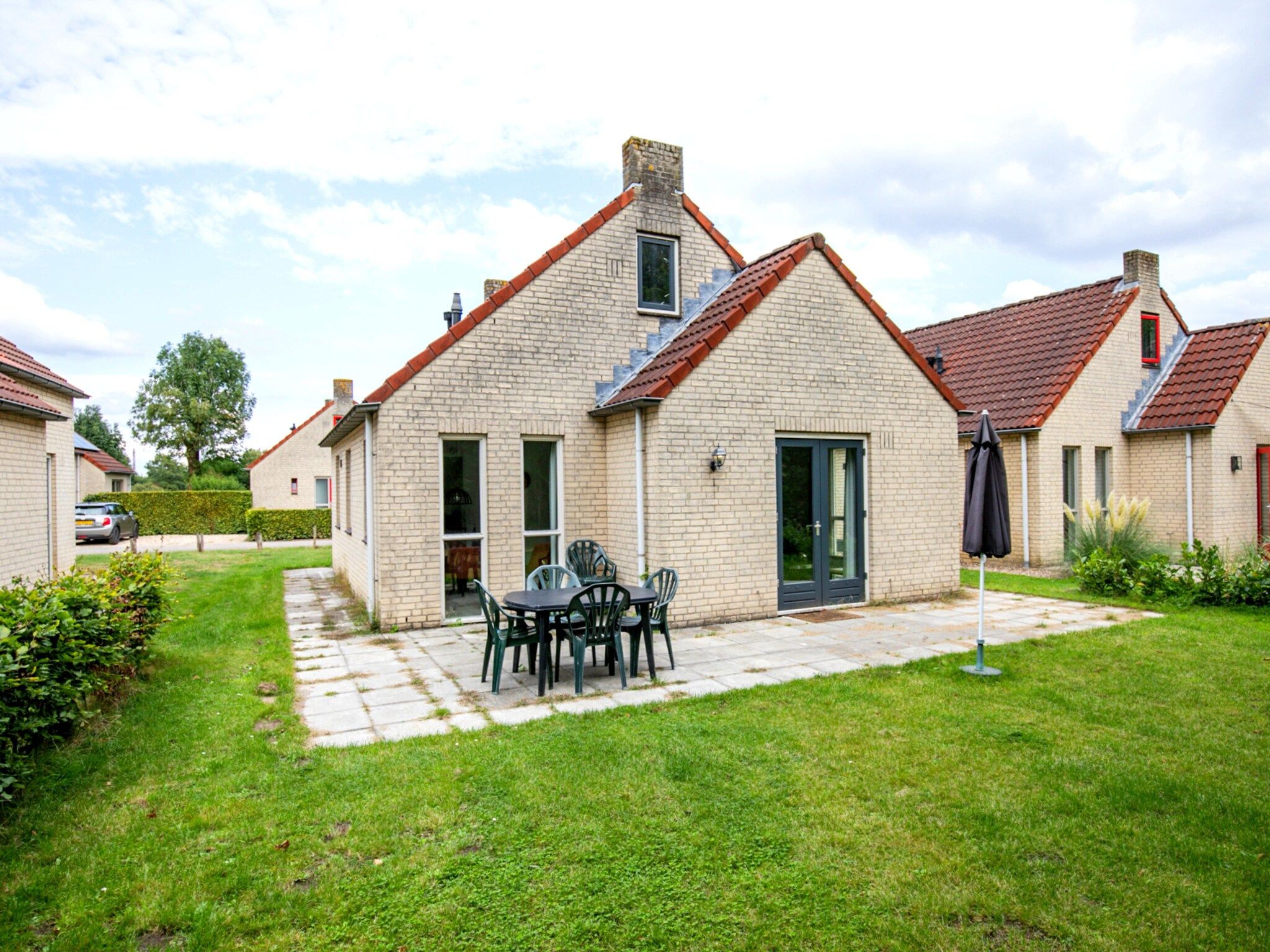 Het terras van 7 - Persoons Forest 217 Sauna Bungalow (copy) (copy) (copy) (copy) in Ewijk