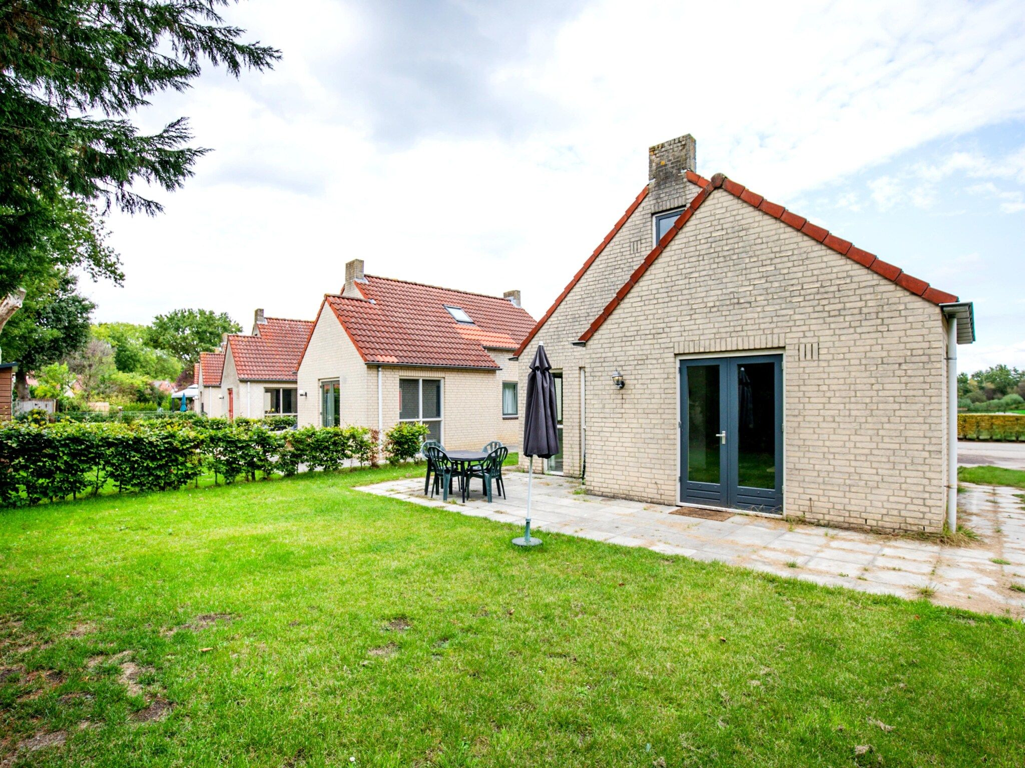 Het terras van 7 - Persoons Forest 217 Sauna Bungalow (copy) (copy) (copy) (copy) in Ewijk