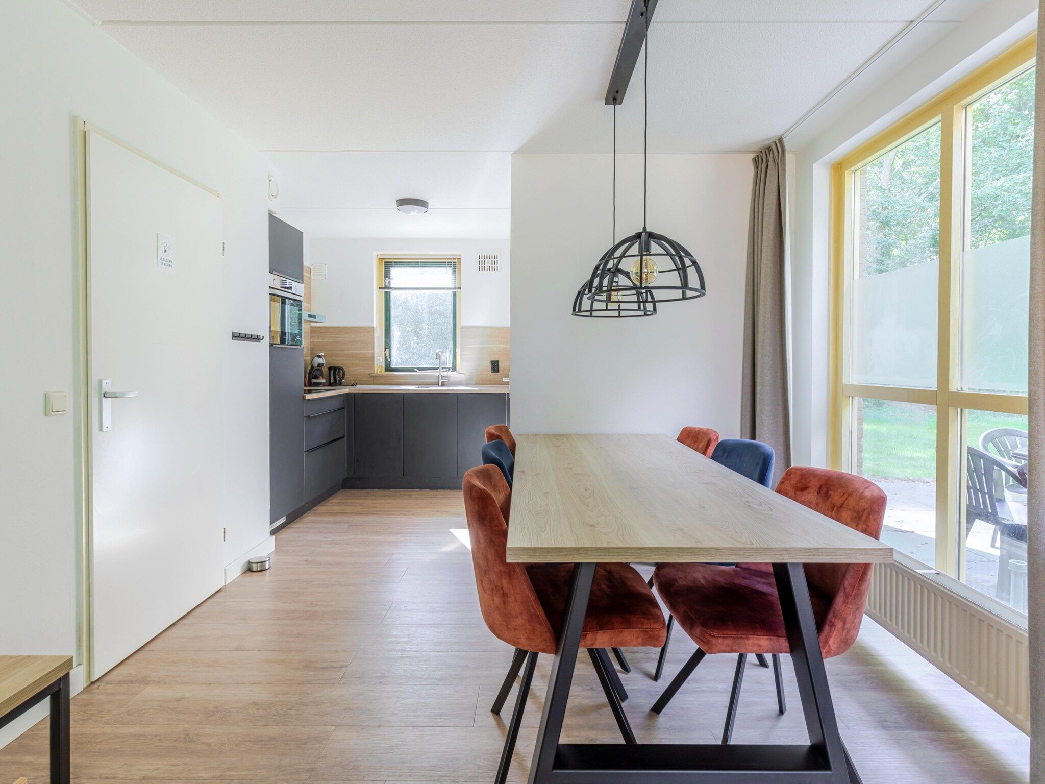 De eetkamer van 7 - Persoons Forest 217 Sauna Bungalow (copy) (copy) (copy) in Ewijk