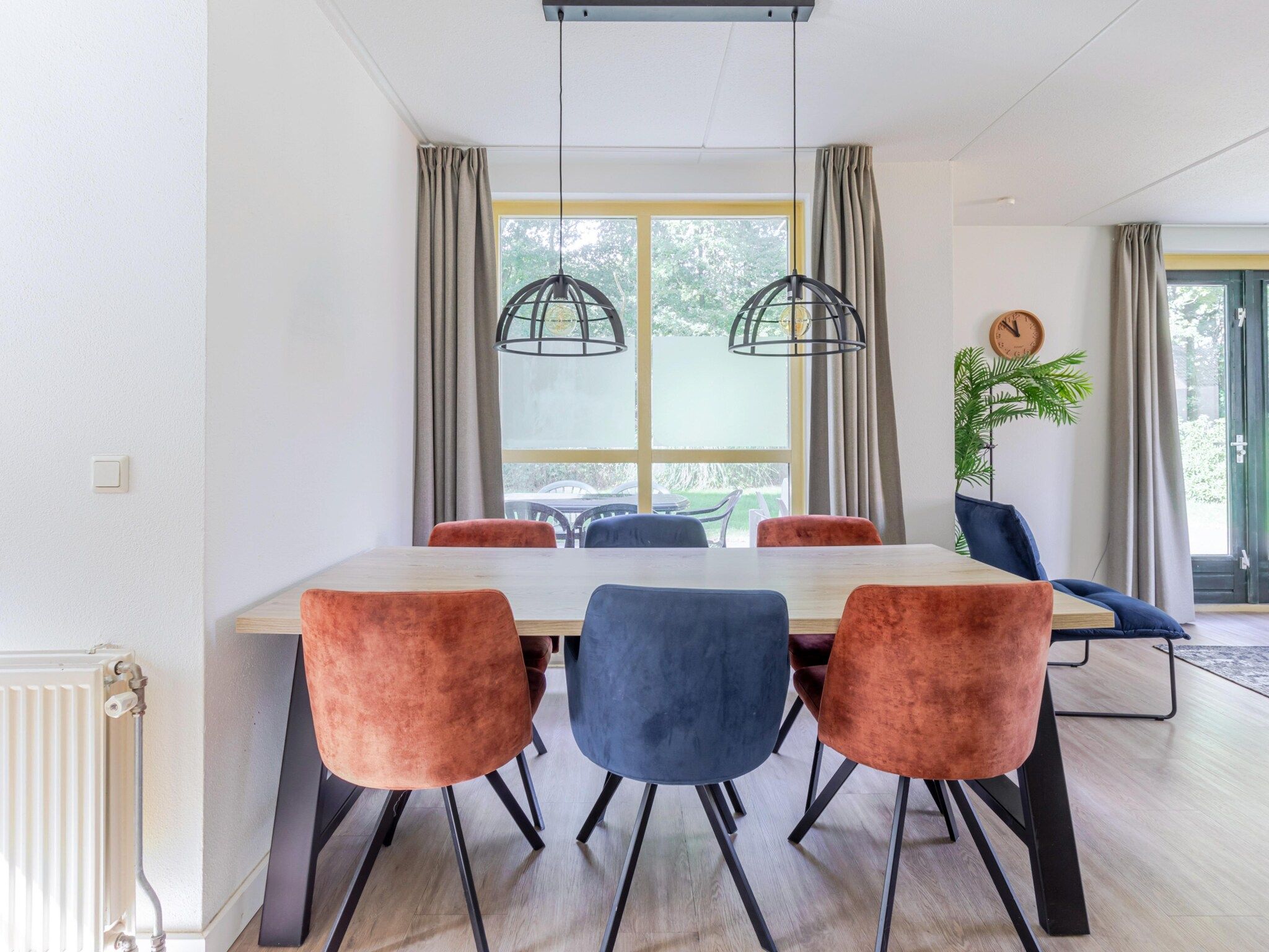 De eetkamer van 7 - Persoons Forest 217 Sauna Bungalow (copy) (copy) (copy) in Ewijk