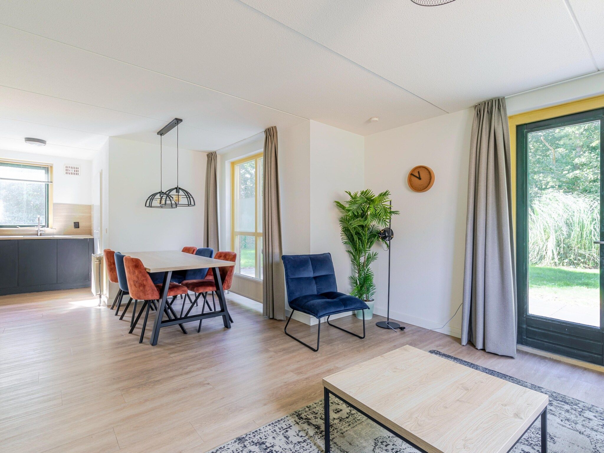 De eetkamer van 7 - Persoons Forest 217 Sauna Bungalow (copy) (copy) (copy) in Ewijk